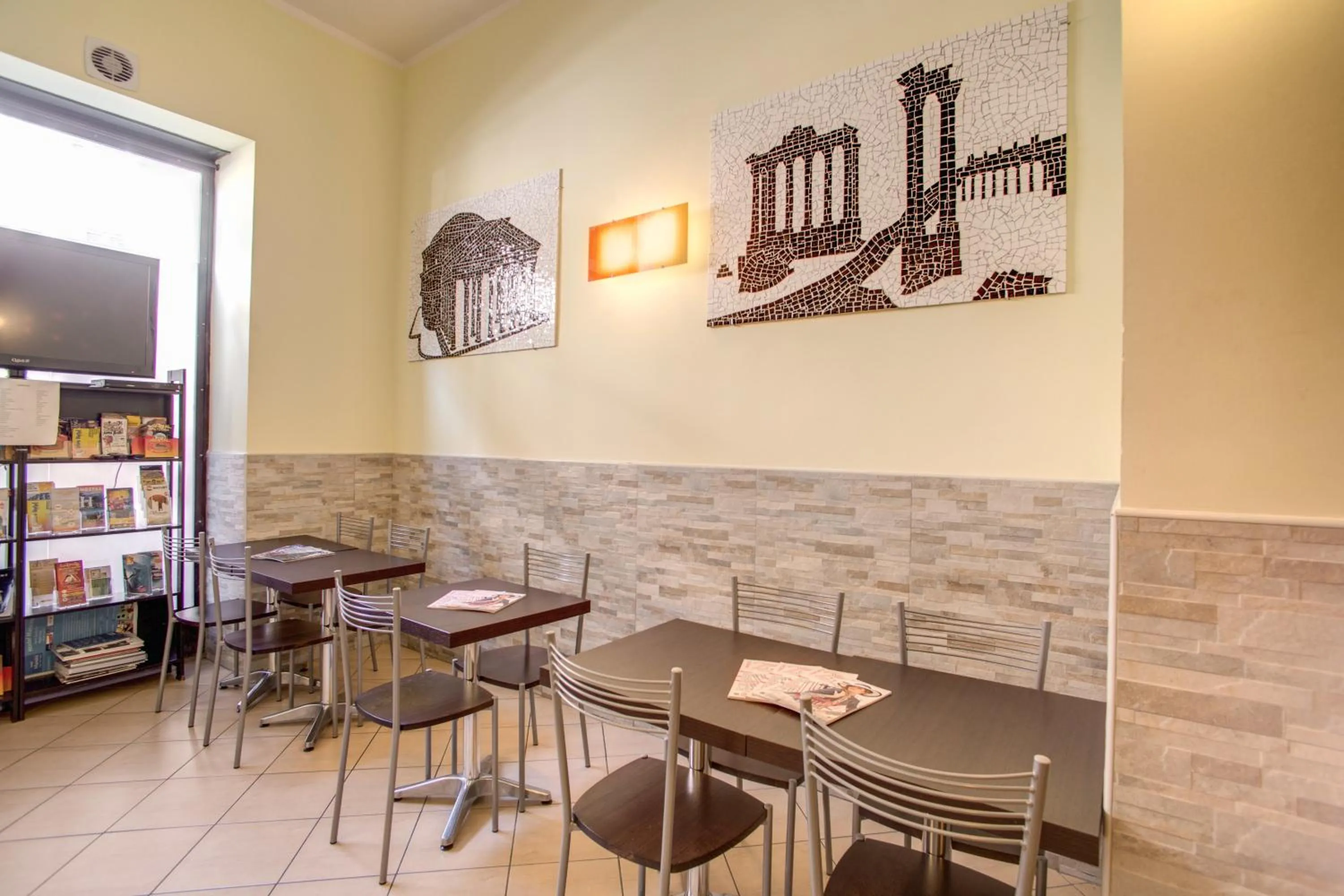 Communal lounge/ TV room in Hotel Mosaic