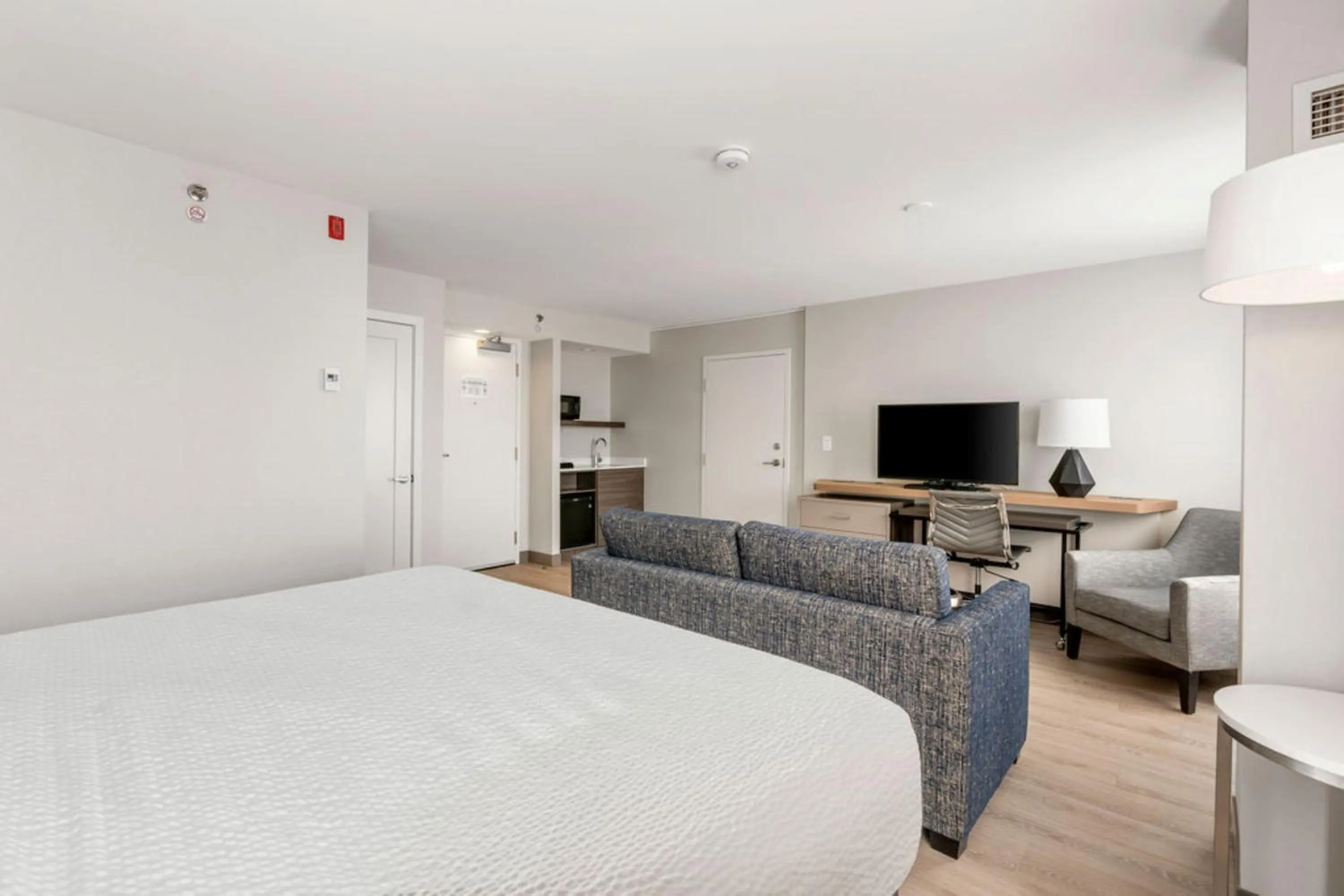 Photo of the whole room, Bed in Holiday Inn & Suites Ottawa Kanata by IHG
