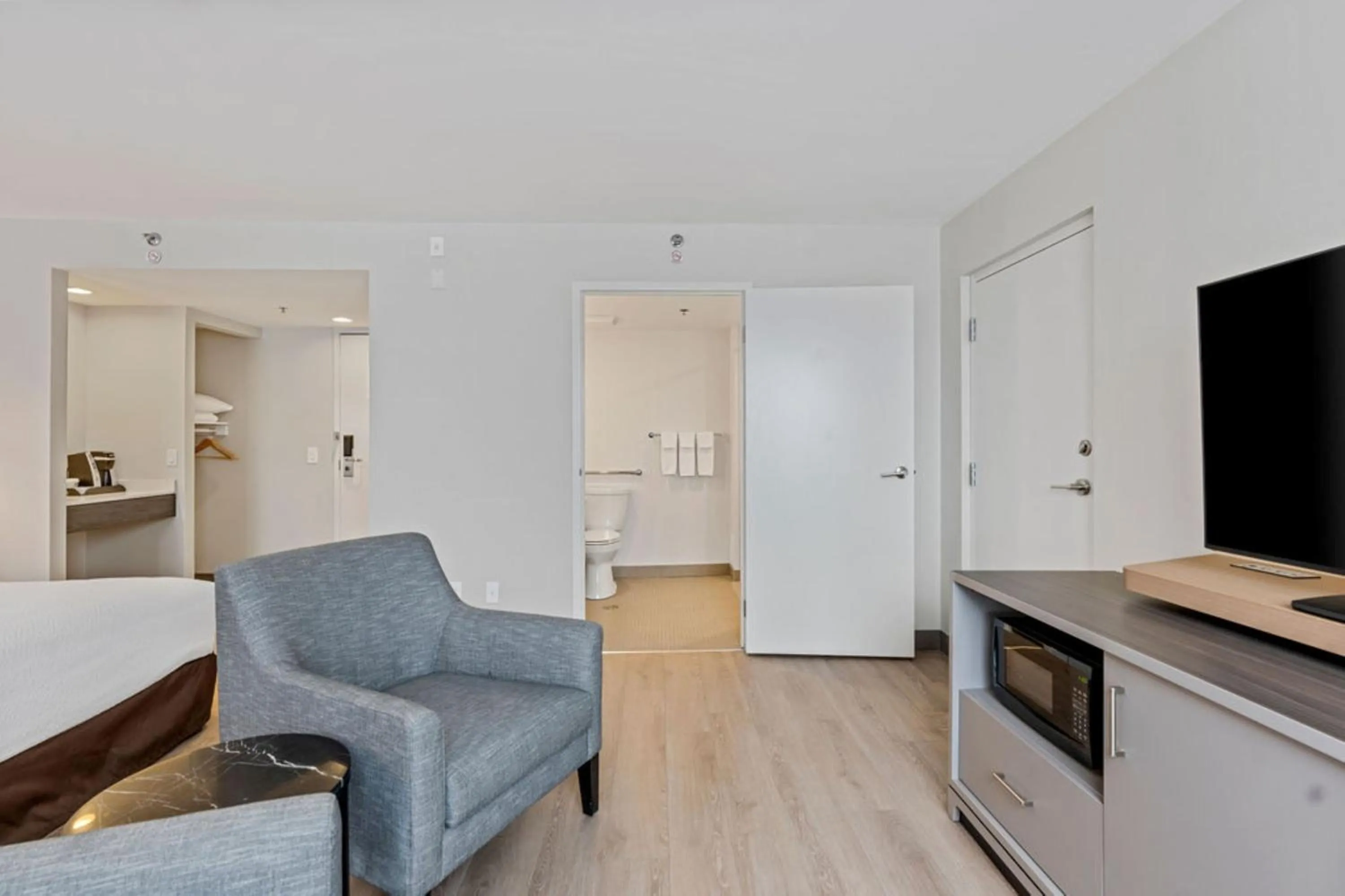 Photo of the whole room in Holiday Inn & Suites Ottawa Kanata by IHG