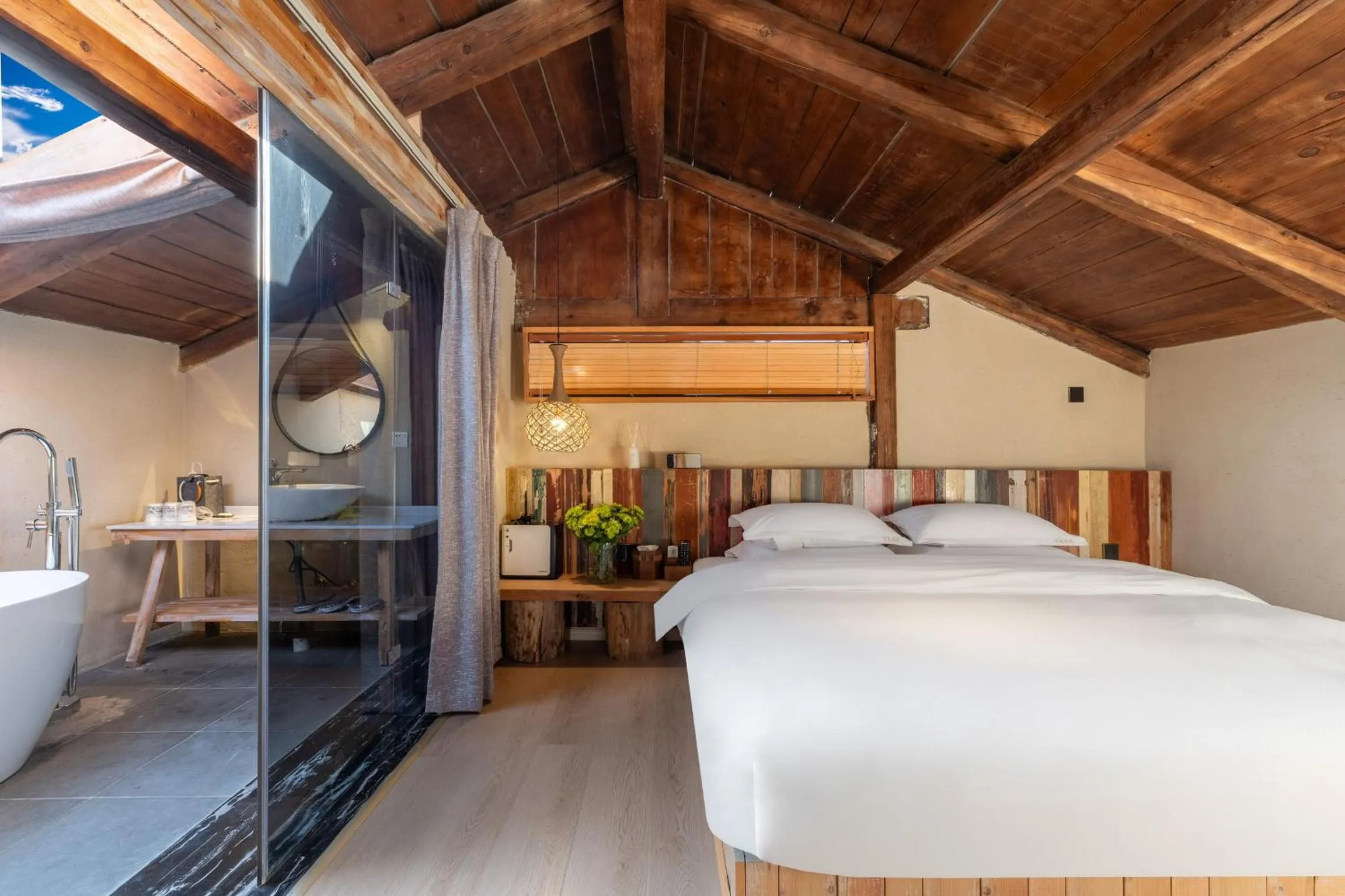 Bed in Shangri-La Karesansui Hotel