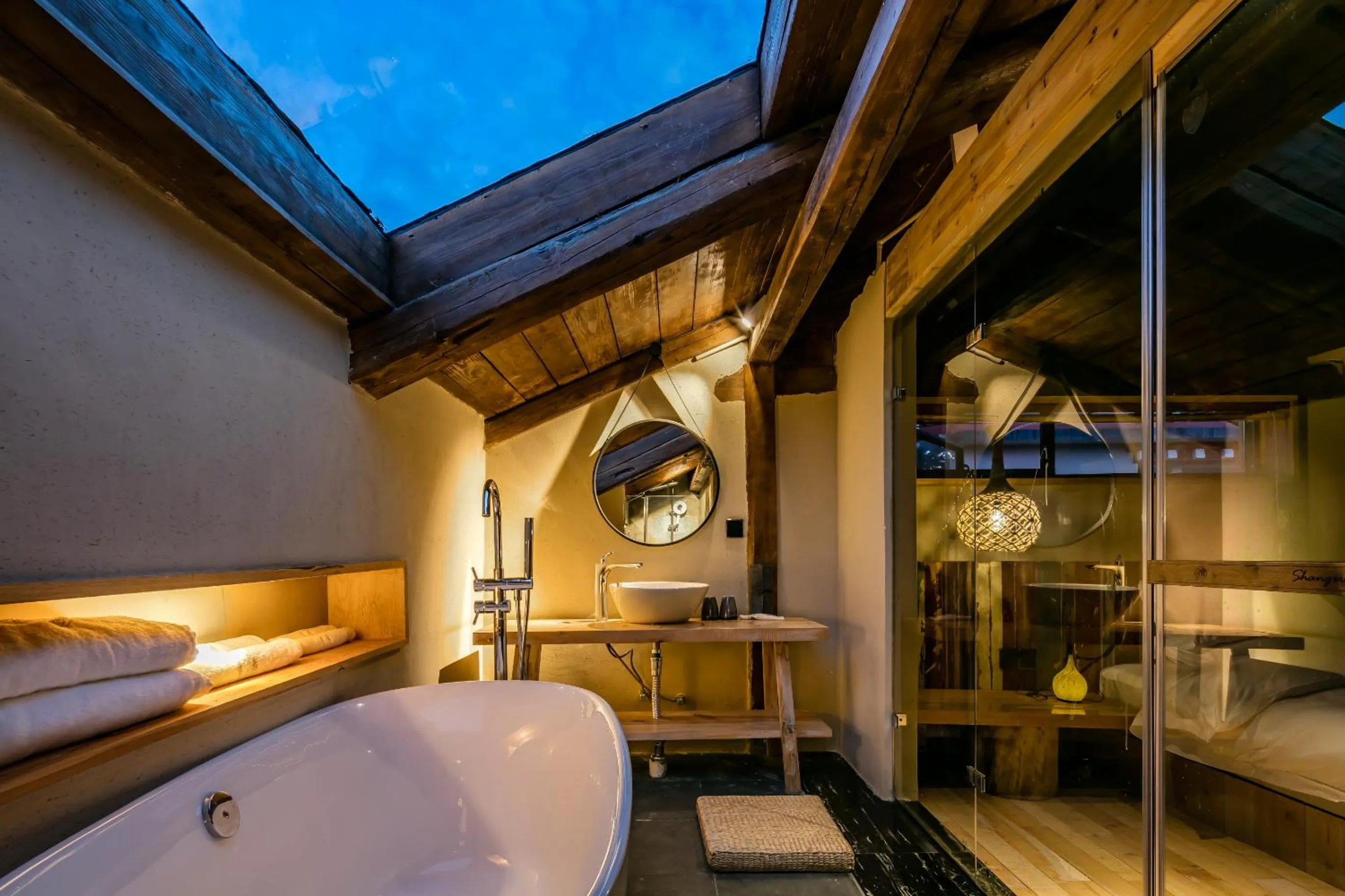 Bed in Shangri-La Karesansui Hotel