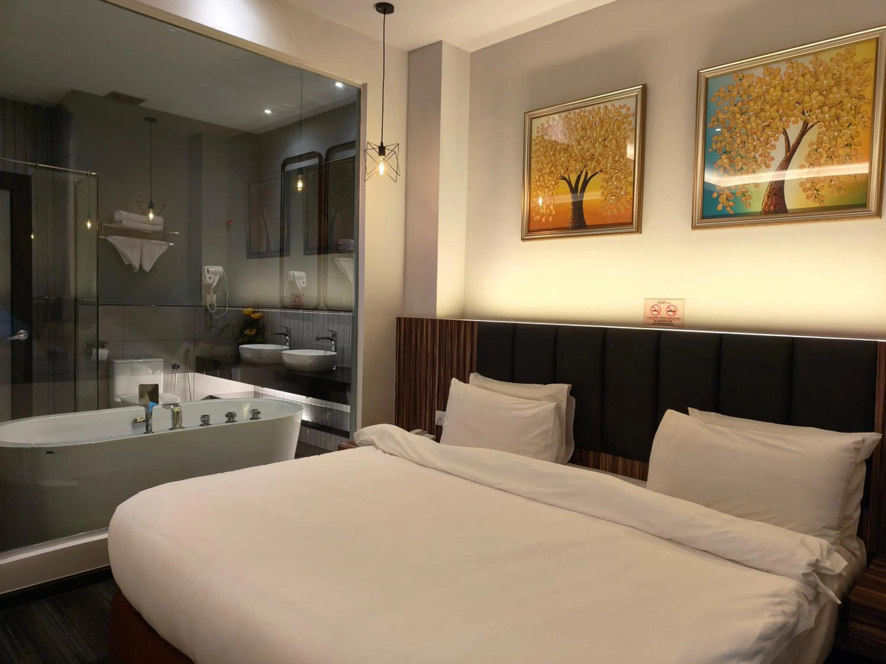 Bathroom, Bed in Asiatic Hotel