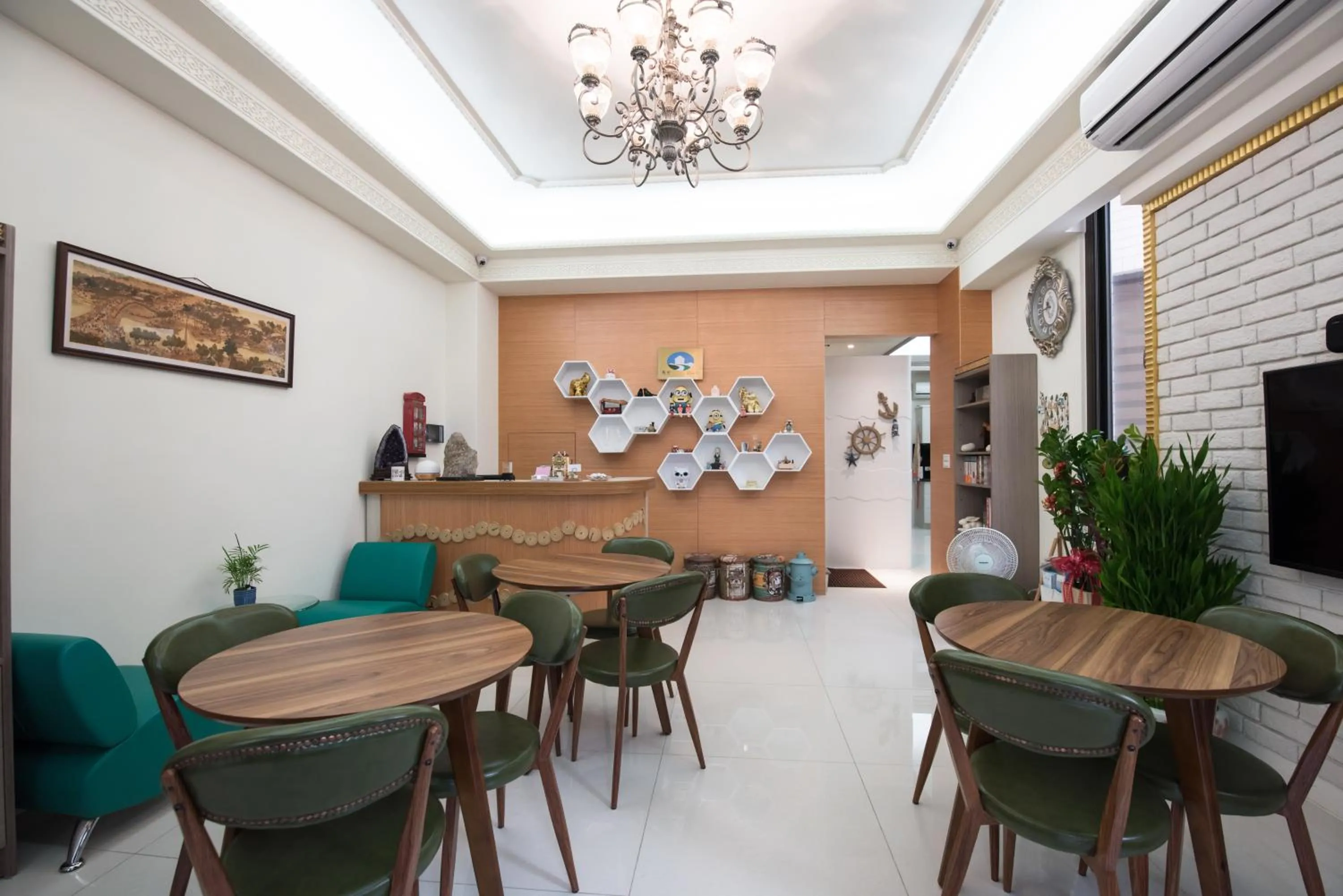 Communal lounge/ TV room in Catt Leya B&B Hotel