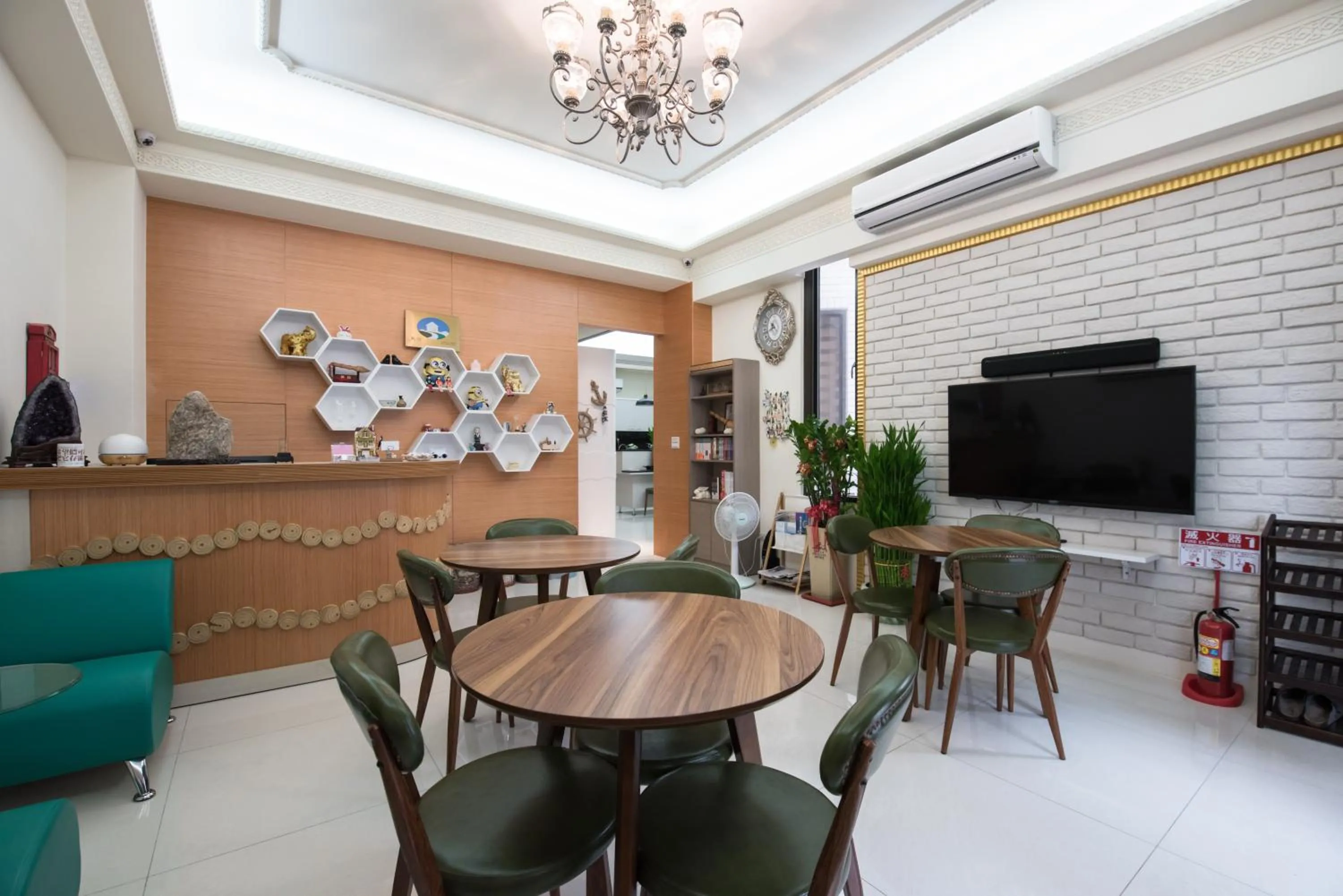 Communal lounge/ TV room in Catt Leya B&B Hotel