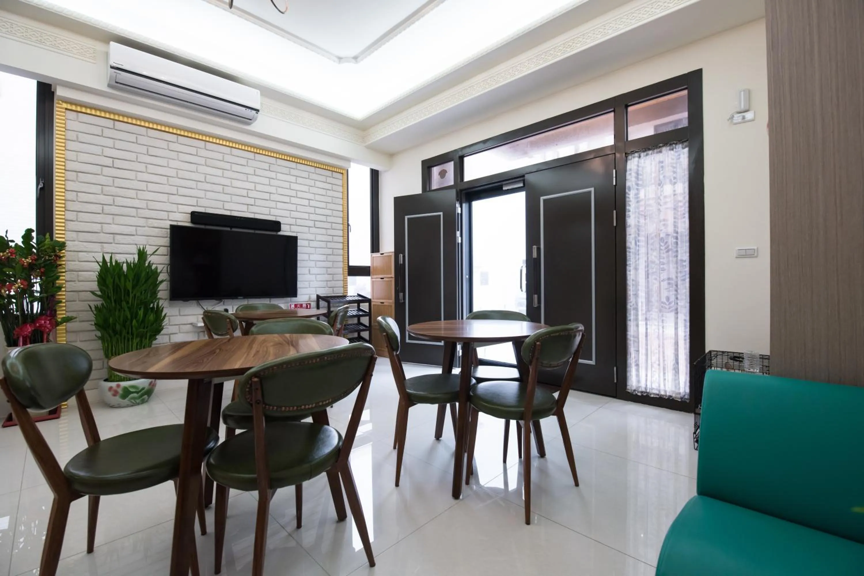 Communal lounge/ TV room in Catt Leya B&B Hotel