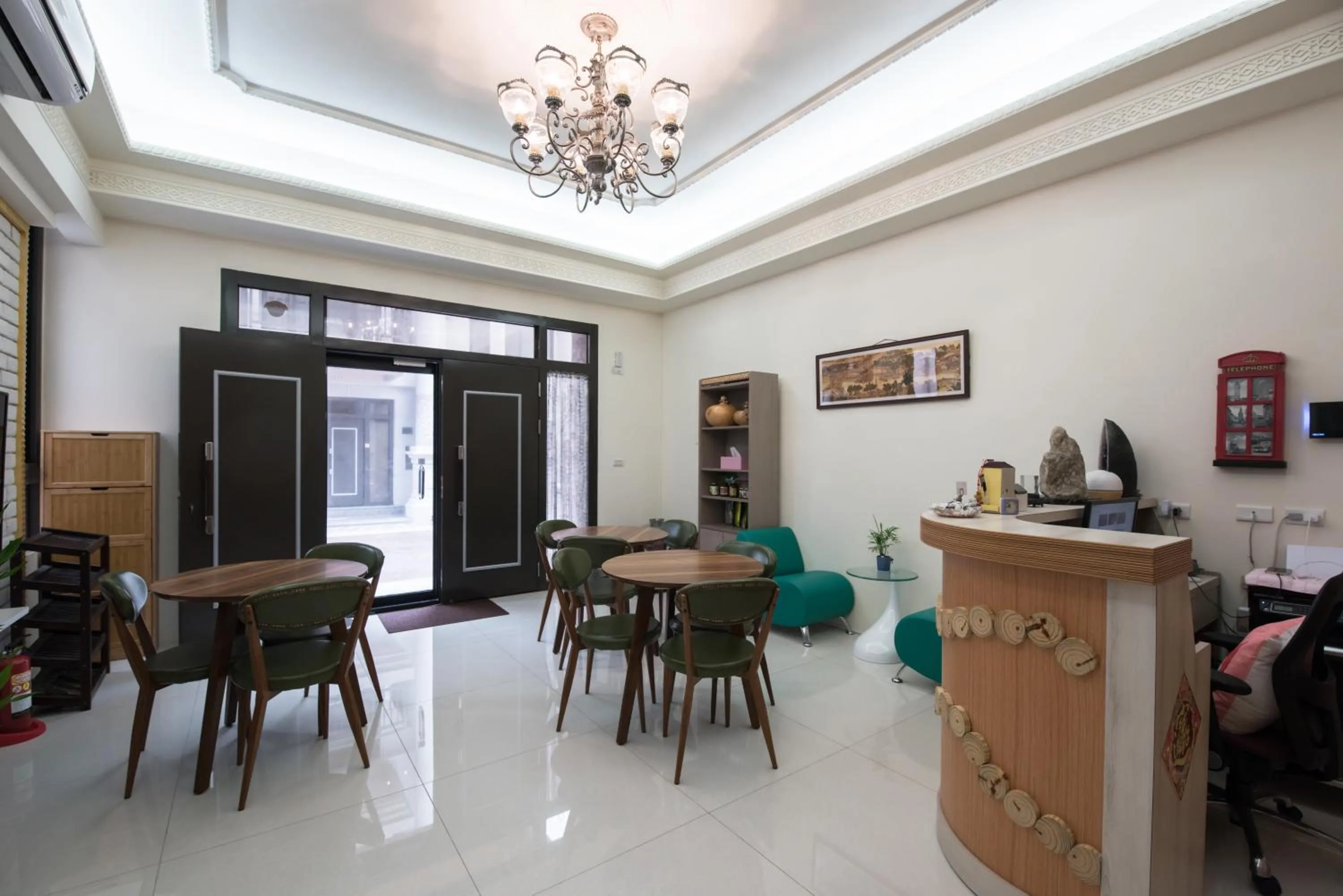 Communal lounge/ TV room in Catt Leya B&B Hotel