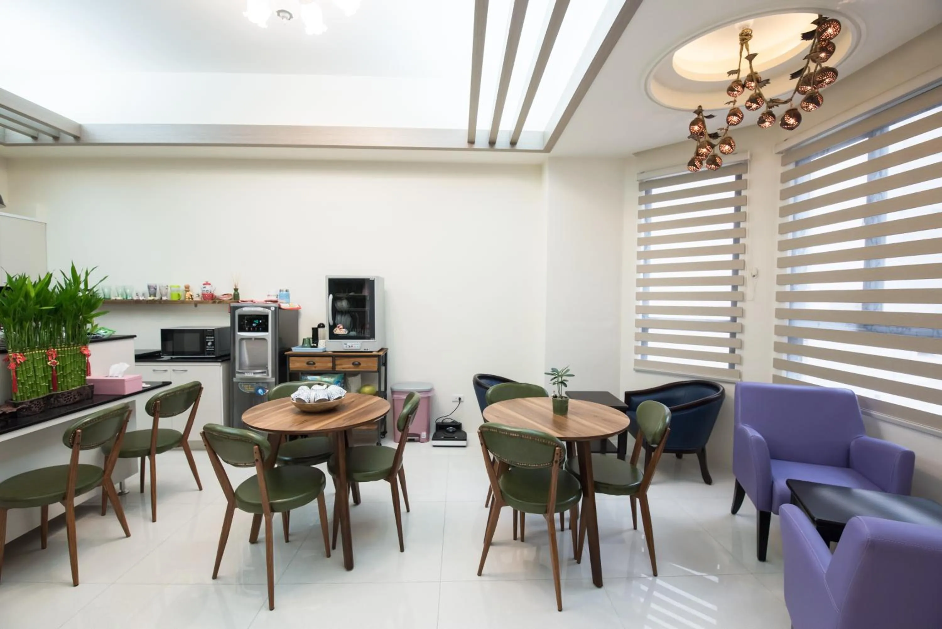 Communal kitchen in Catt Leya B&B Hotel