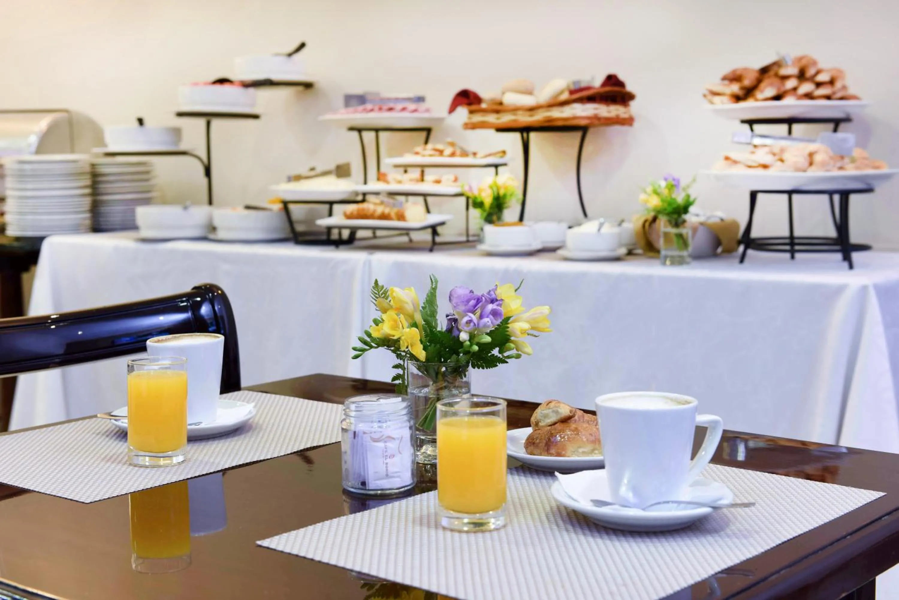 Restaurant/places to eat in Argenta Tower Hotel & Suites