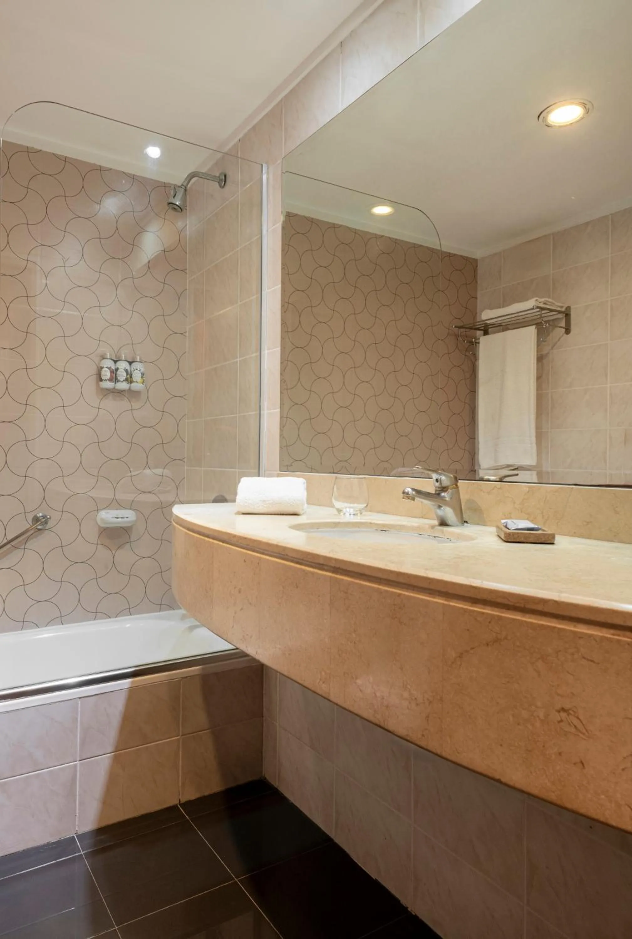 Shower in Argenta Tower Hotel & Suites