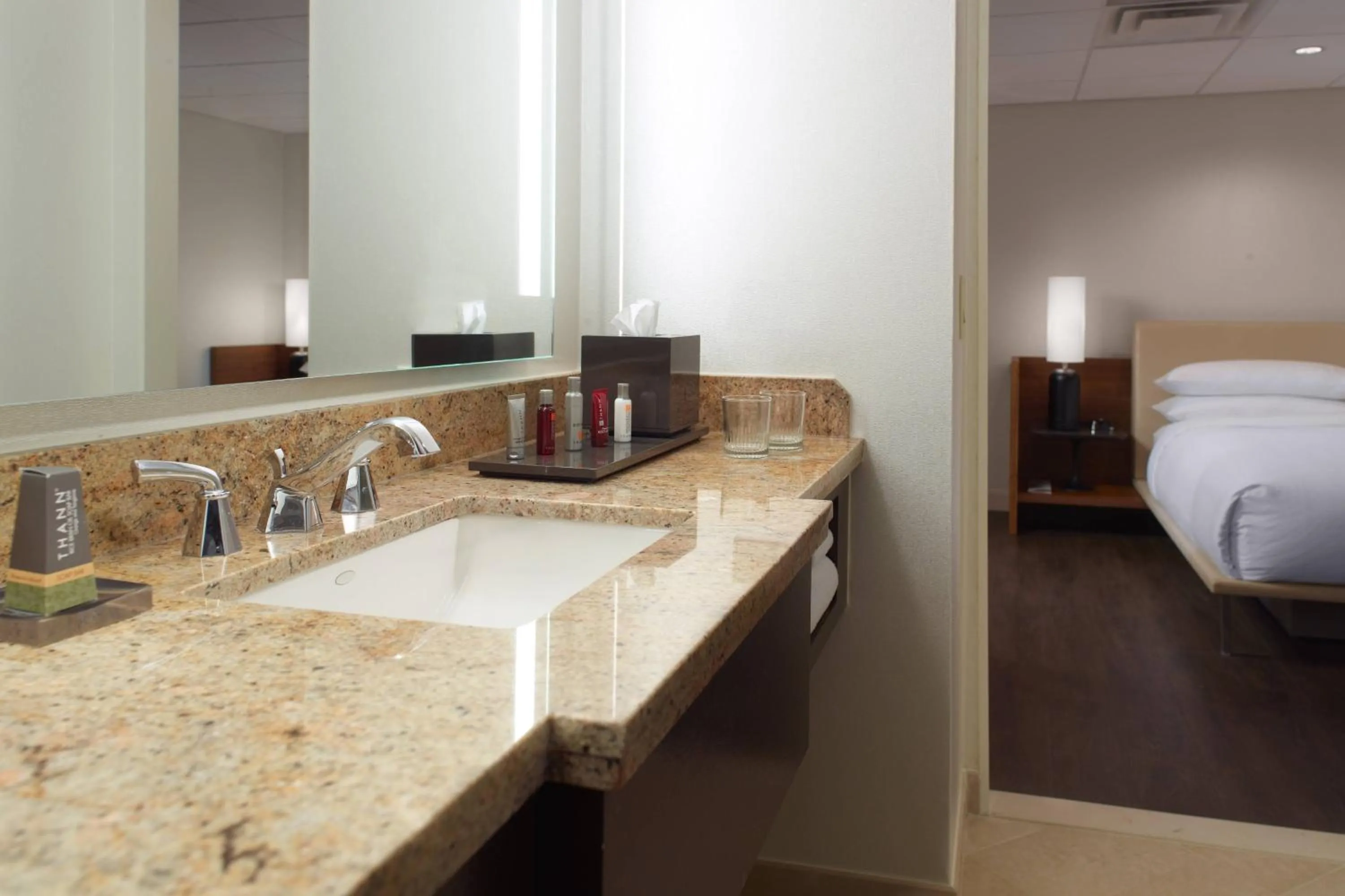 Bathroom, Bed in Atlanta Marriott Marquis