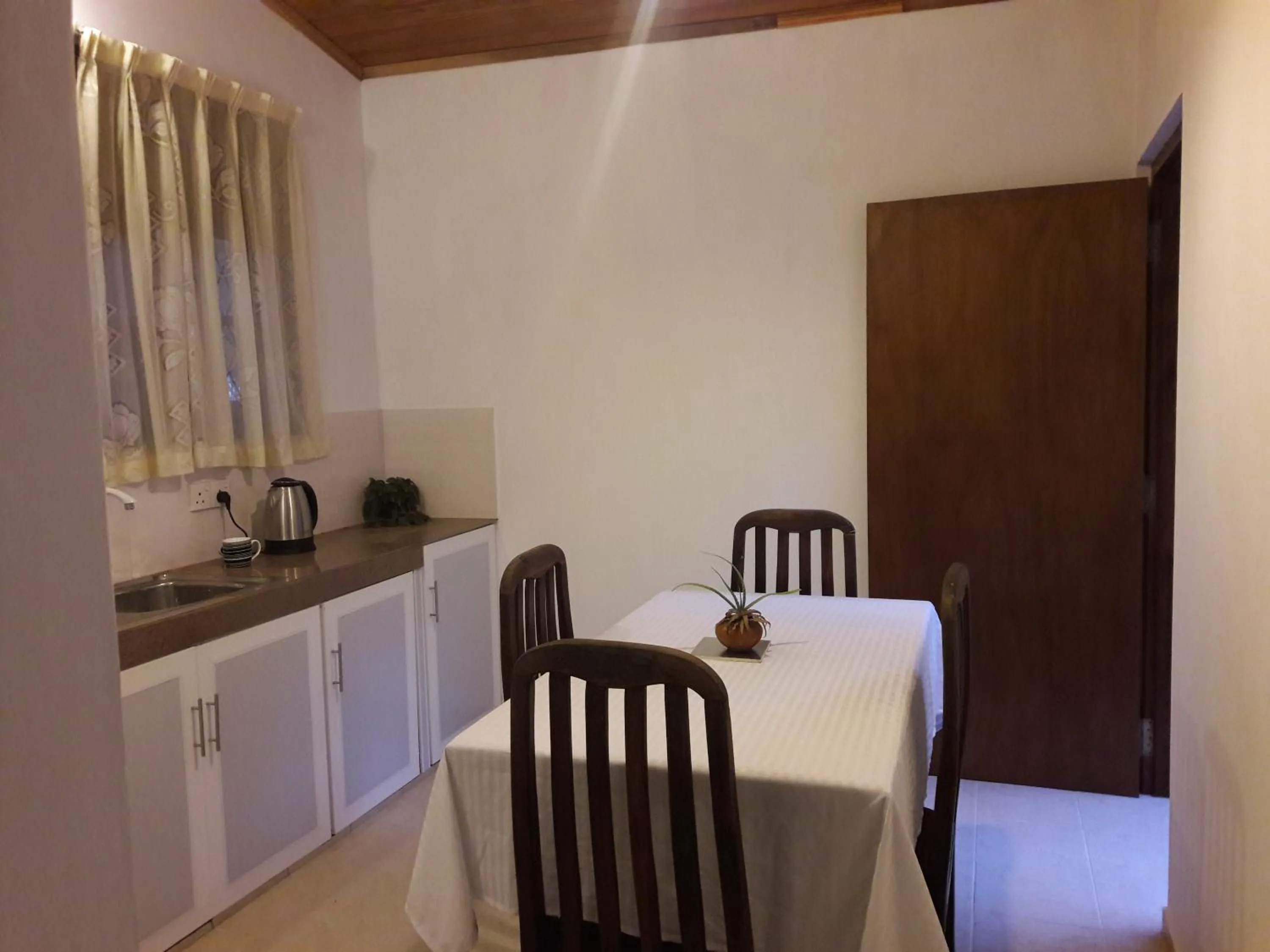 Restaurant/places to eat in Sisanda Residence