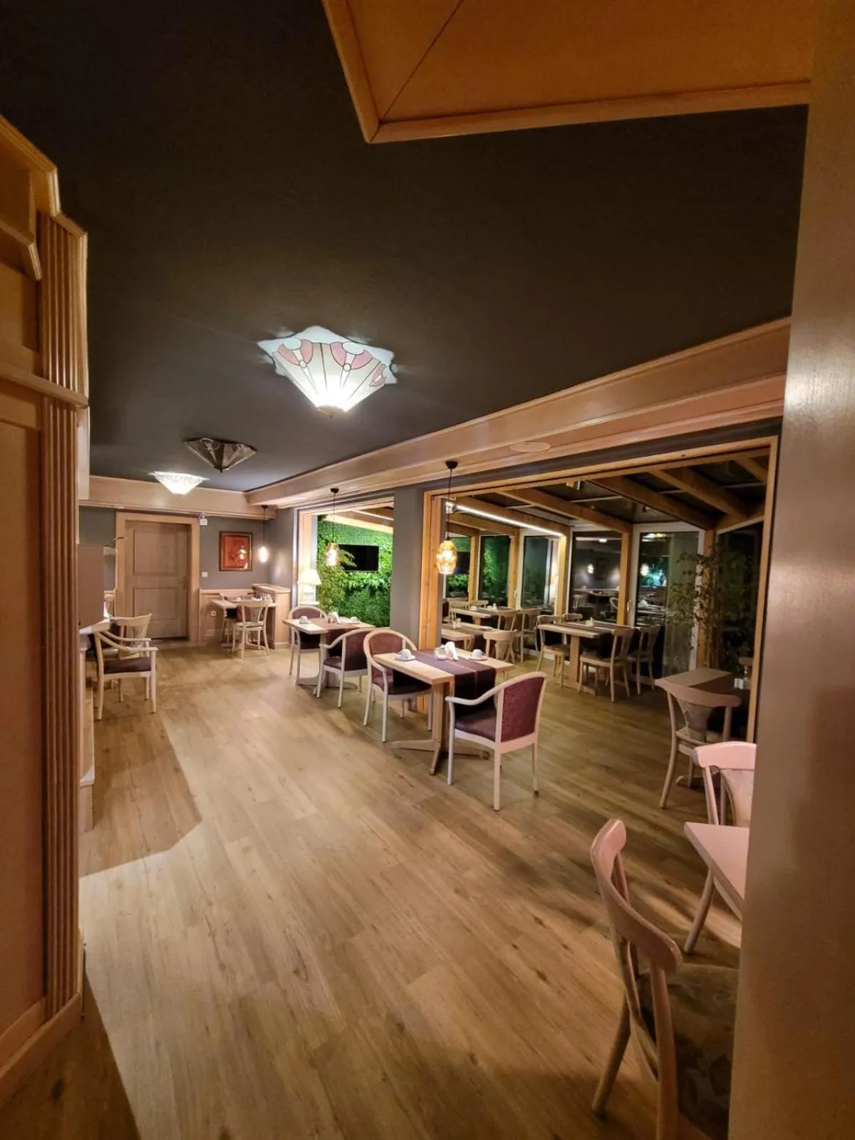 Restaurant/places to eat in Ambiente Hotel garni