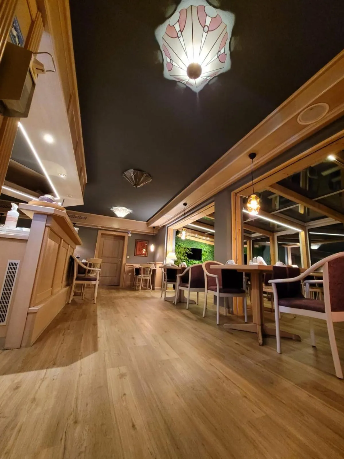 Restaurant/places to eat in Ambiente Hotel garni