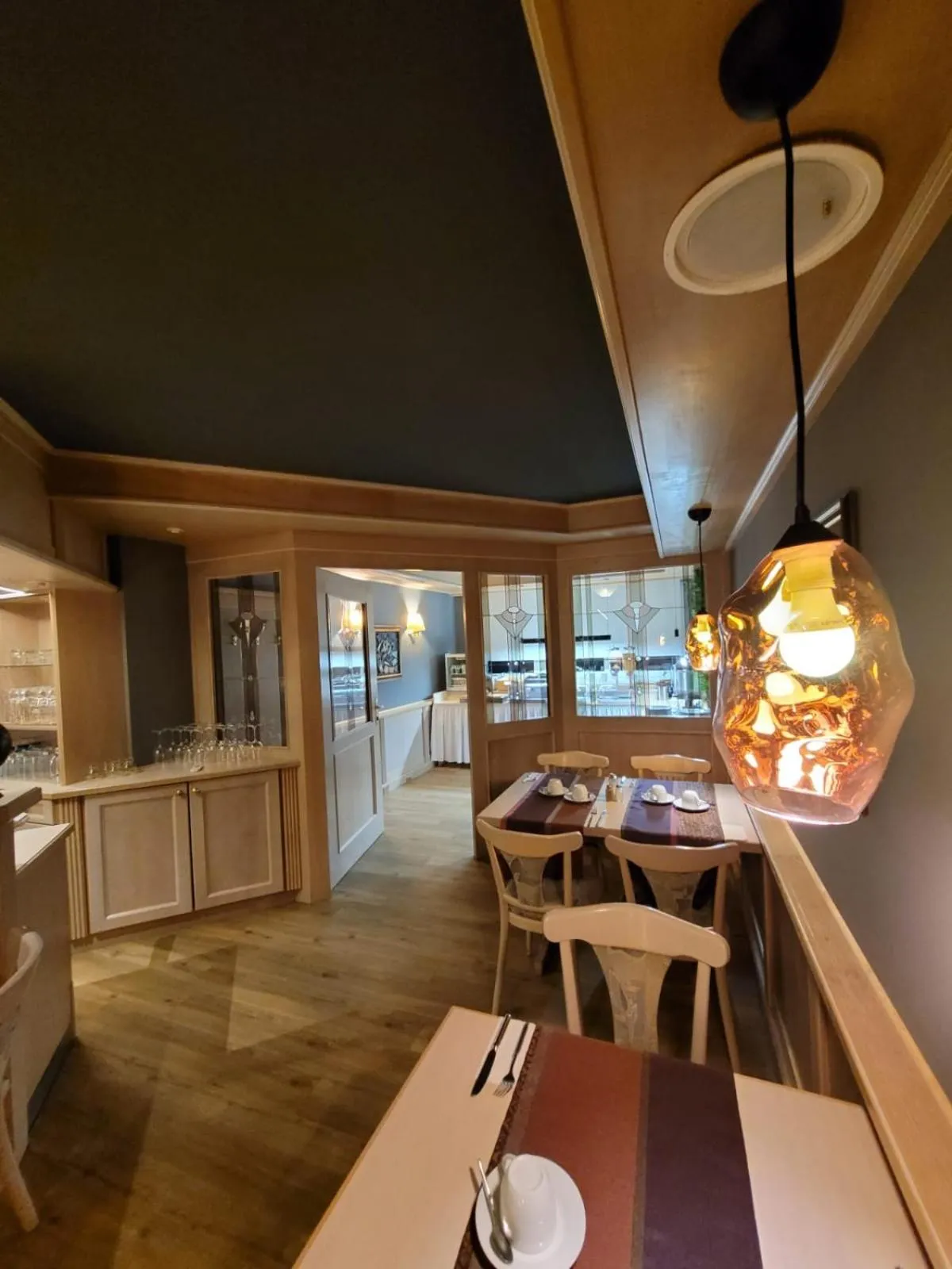 Restaurant/places to eat in Ambiente Hotel garni