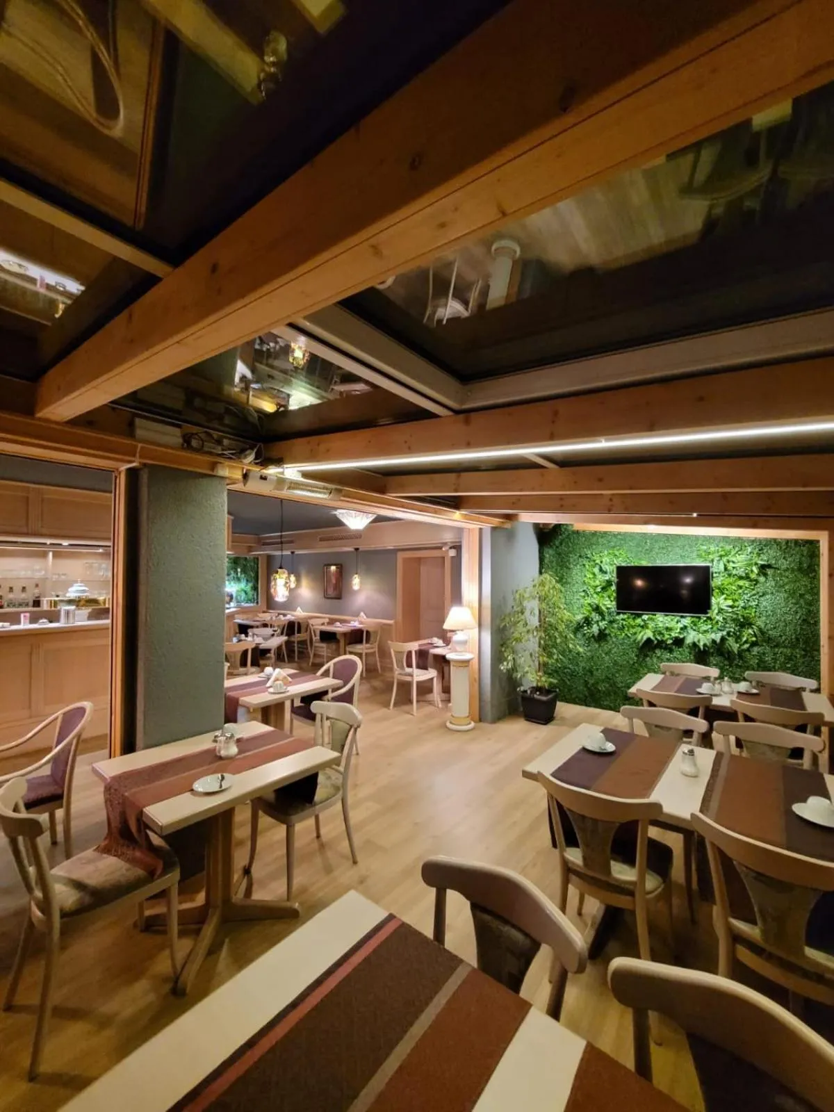 Restaurant/places to eat in Ambiente Hotel garni