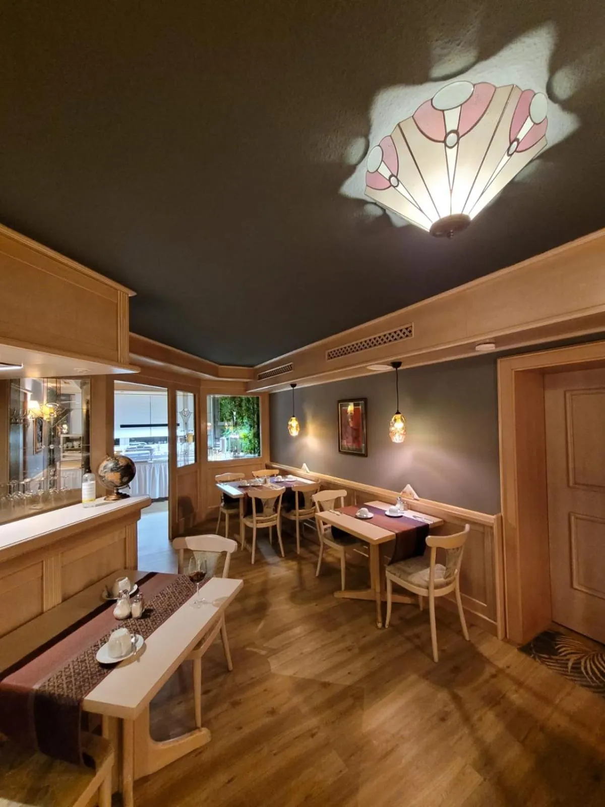 Restaurant/places to eat in Ambiente Hotel garni