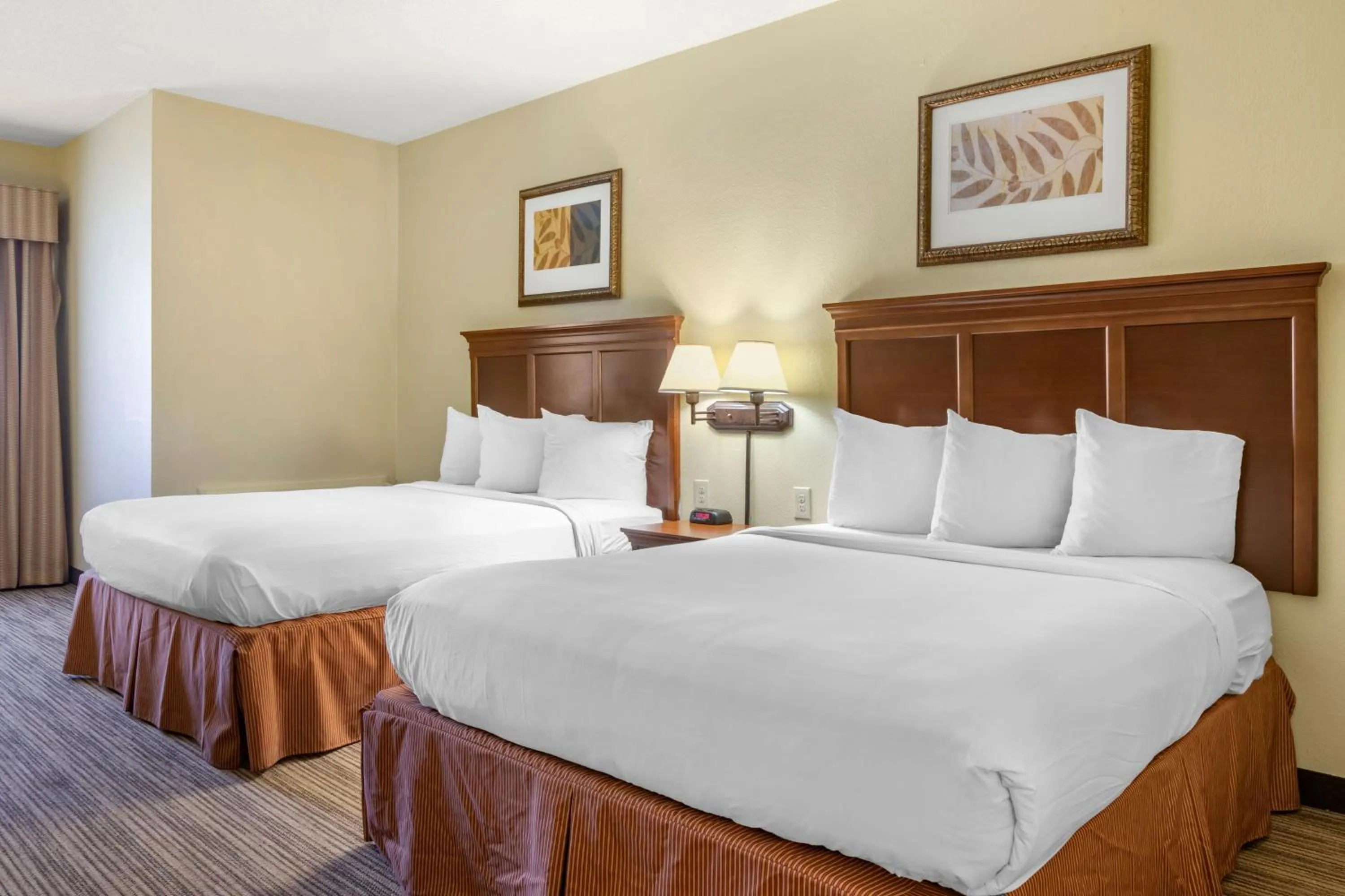 Bed in Country Inn & Suites by Radisson, Atlanta Downtown