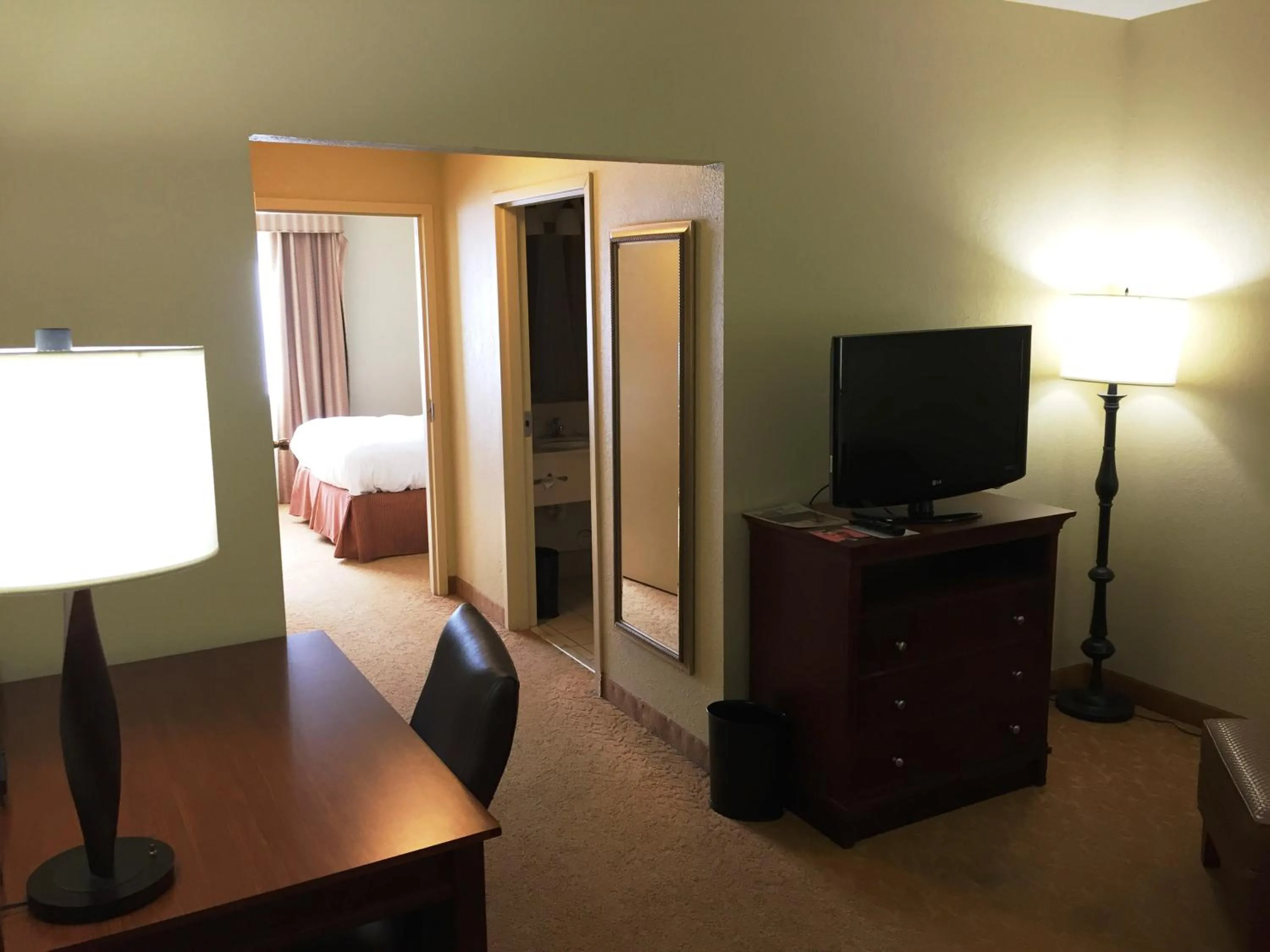 TV and multimedia, Bed in Country Inn & Suites by Radisson, Atlanta Downtown