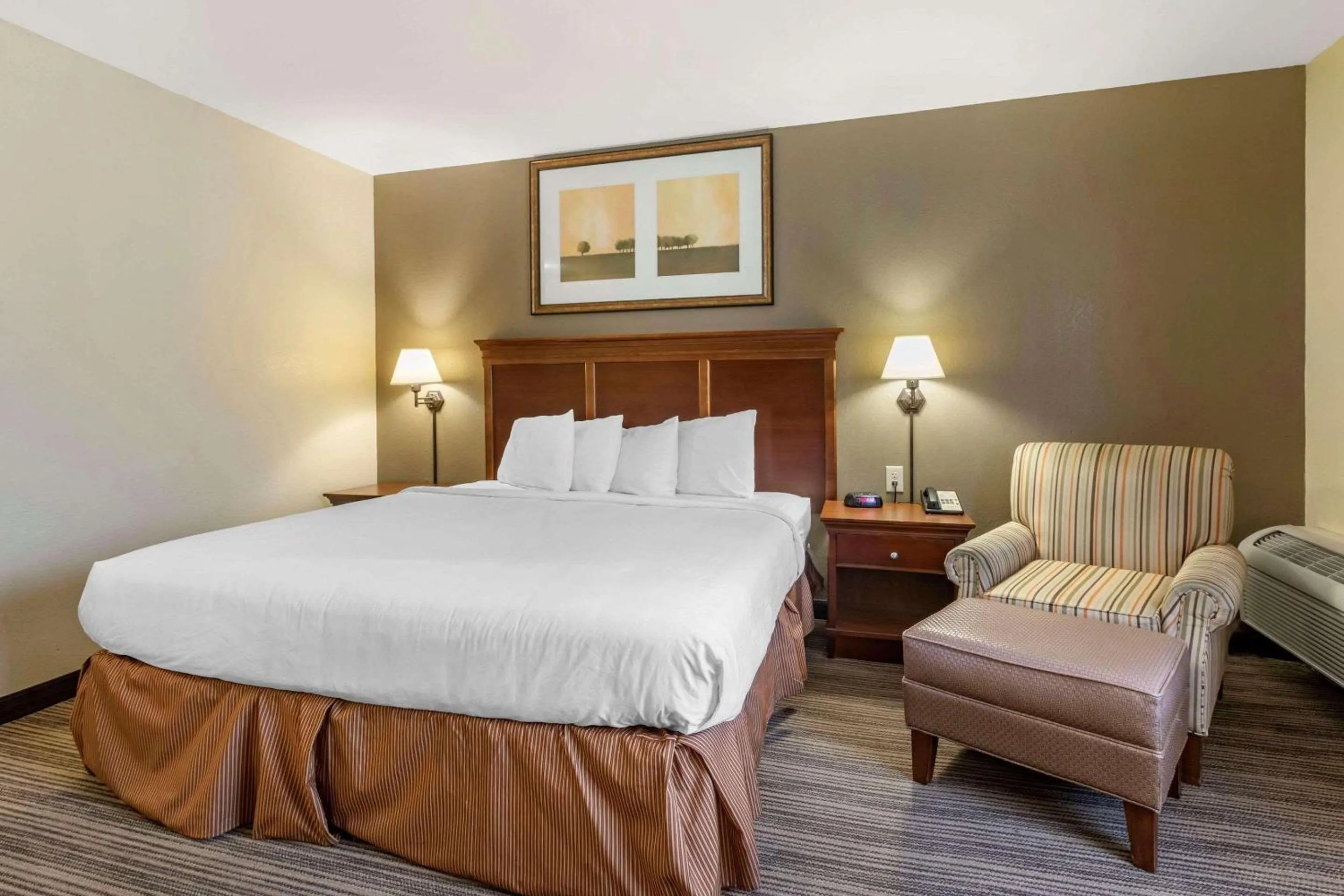 Bedroom, Bed in Country Inn & Suites by Radisson, Atlanta Downtown