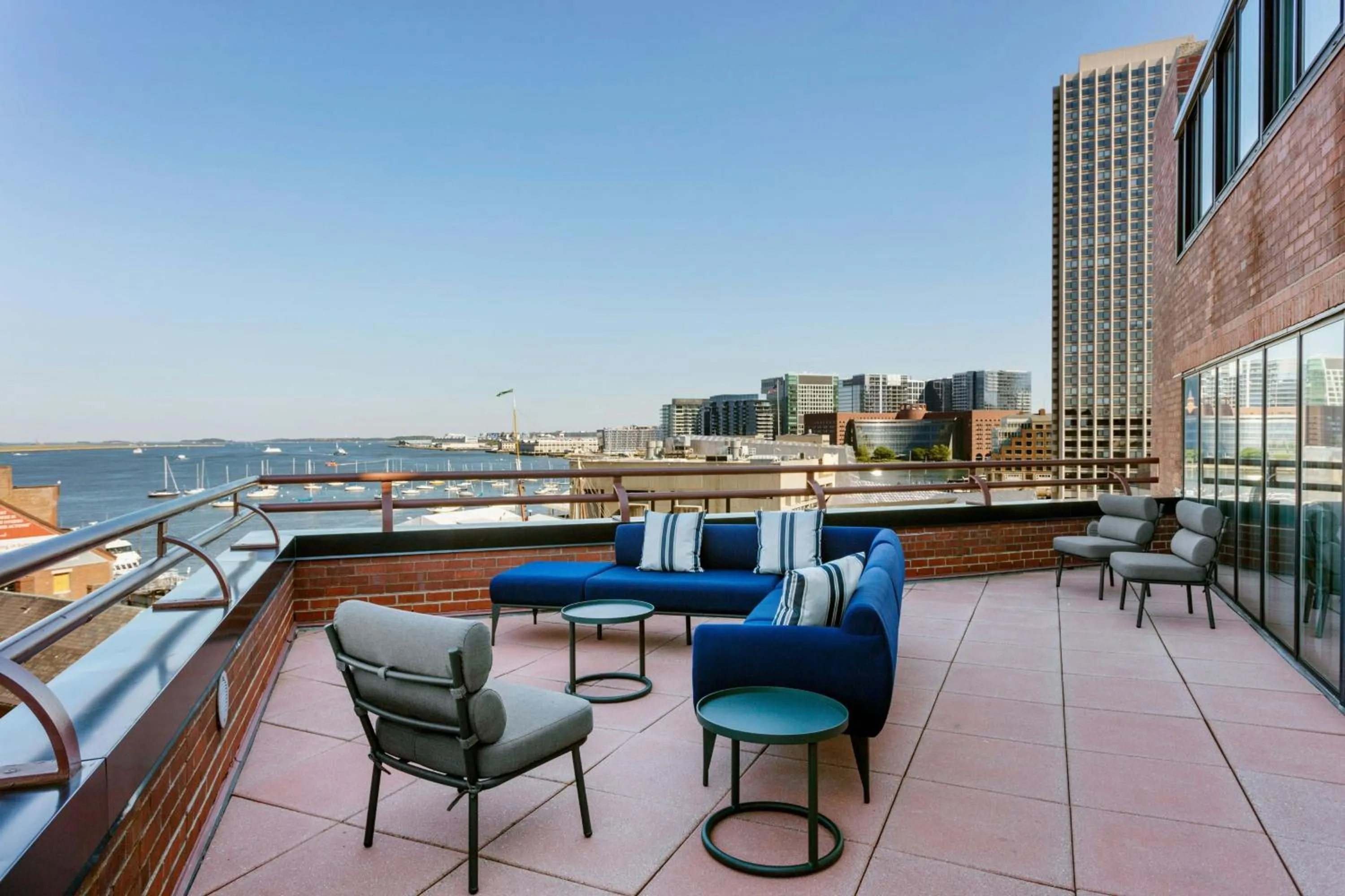 Photo of the whole room in Boston Marriott Long Wharf