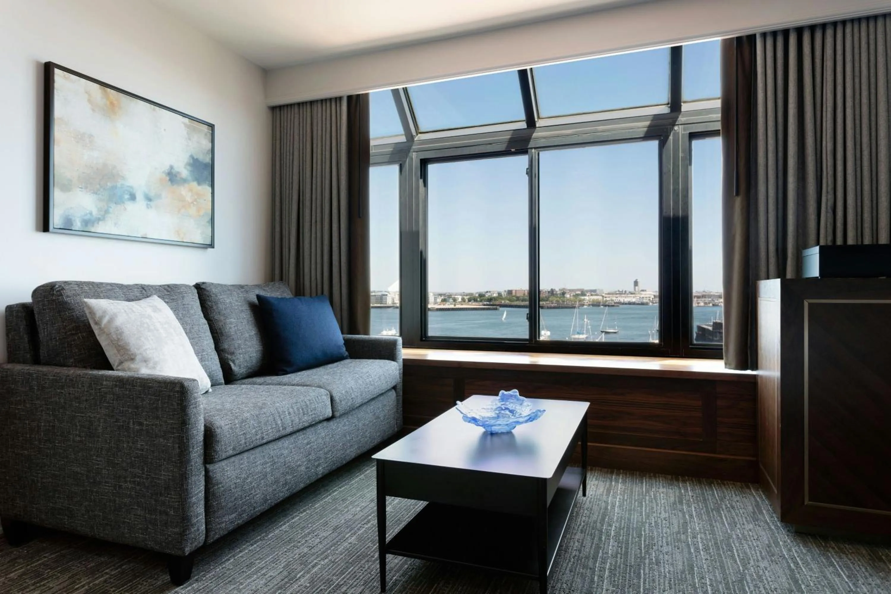 Living room in Boston Marriott Long Wharf