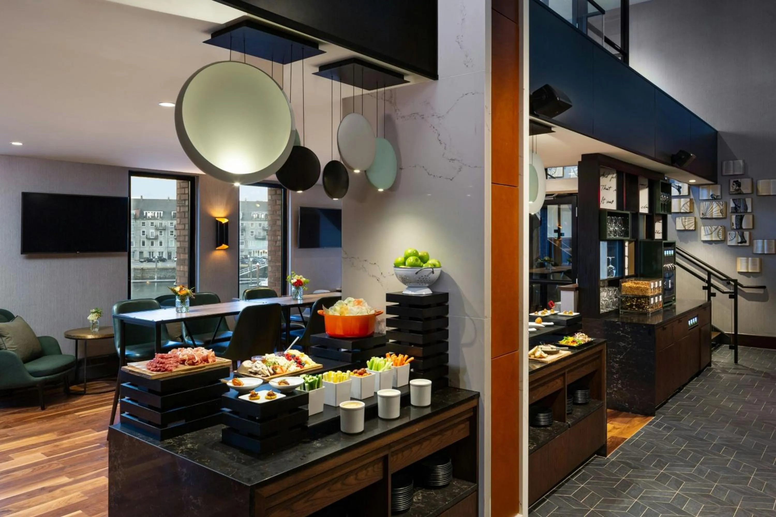 Lounge or bar in Boston Marriott Long Wharf