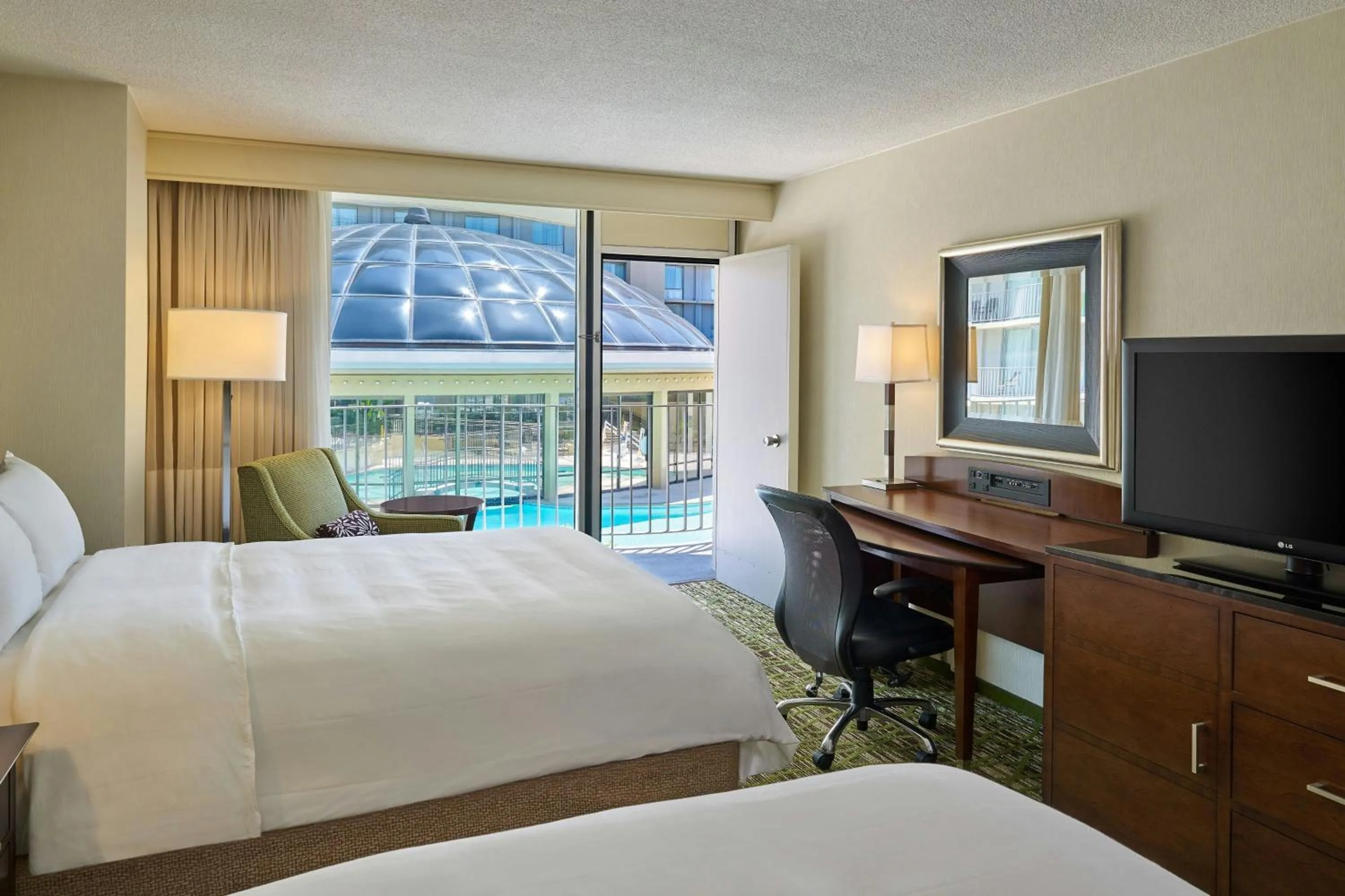 Swimming pool, Bed in Marriott Chicago O’Hare