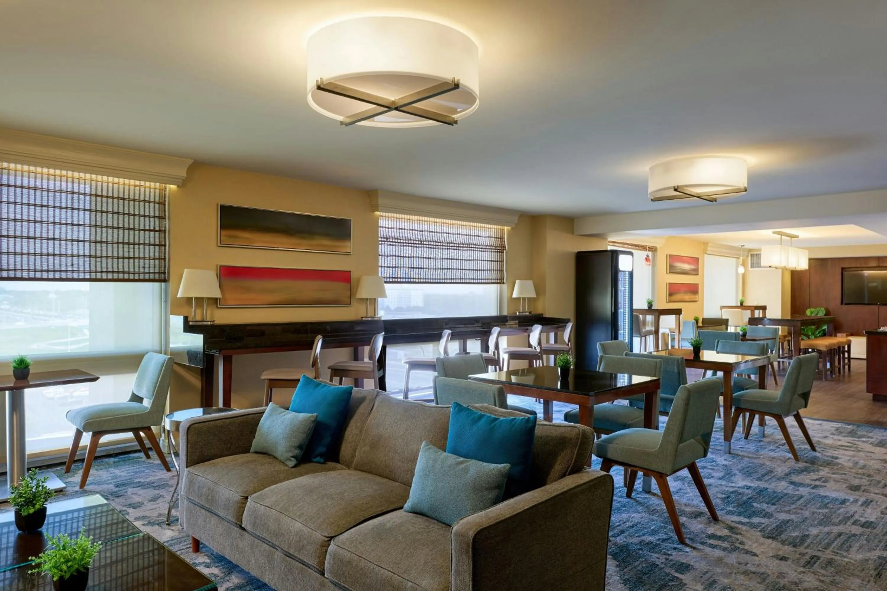 Lounge or bar in Marriott Chicago O’Hare