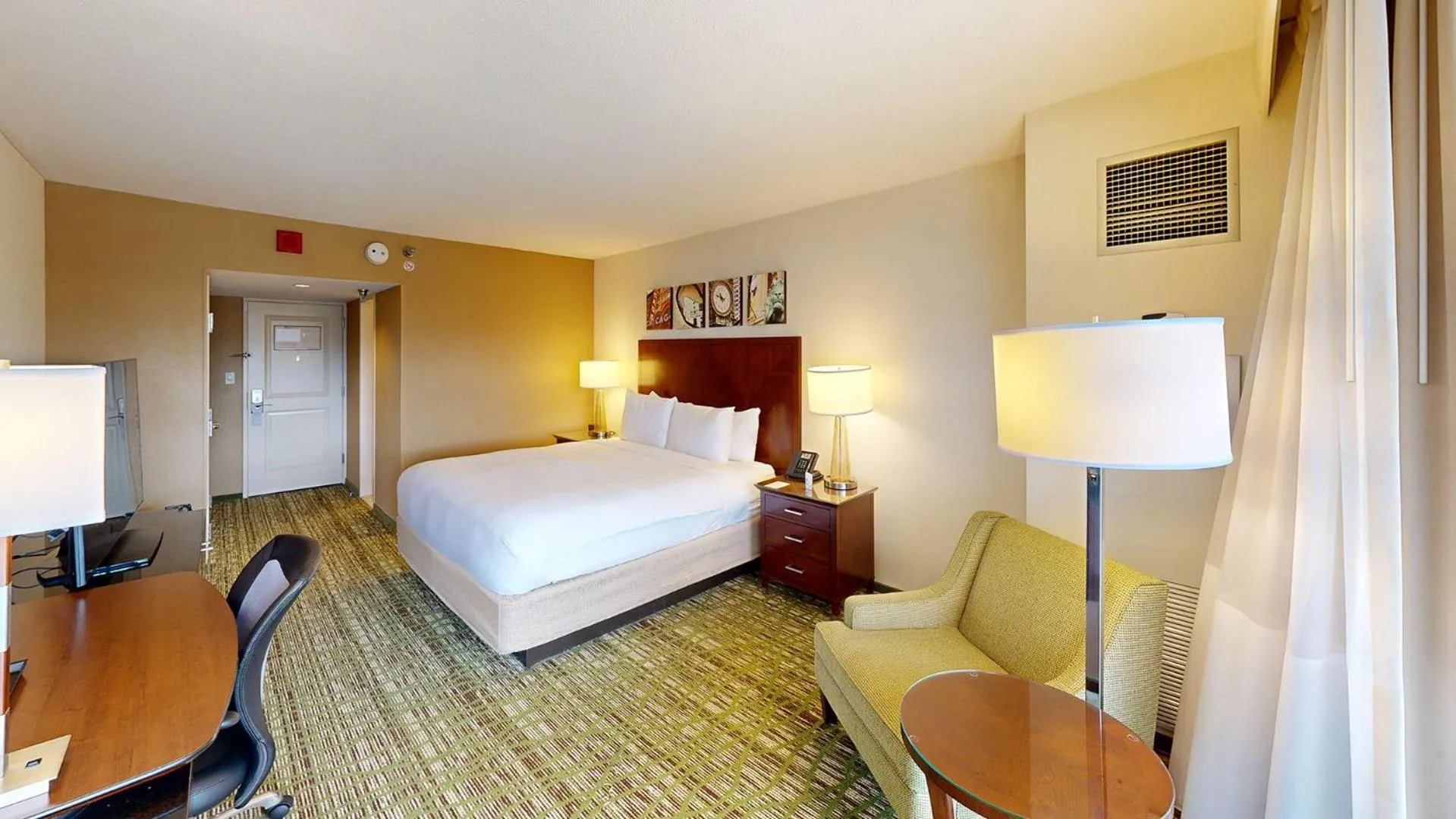 Bed in Marriott Chicago O’Hare