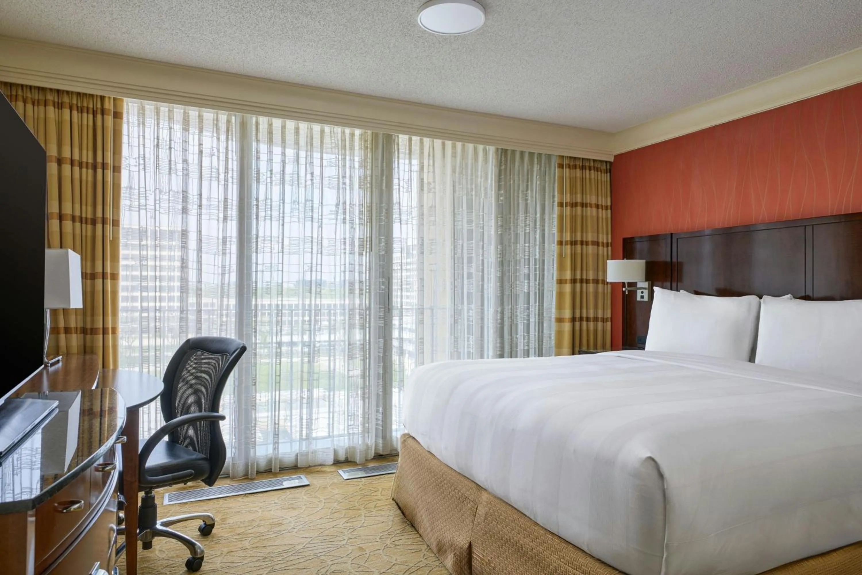 Bedroom, Bed in Marriott Chicago O’Hare