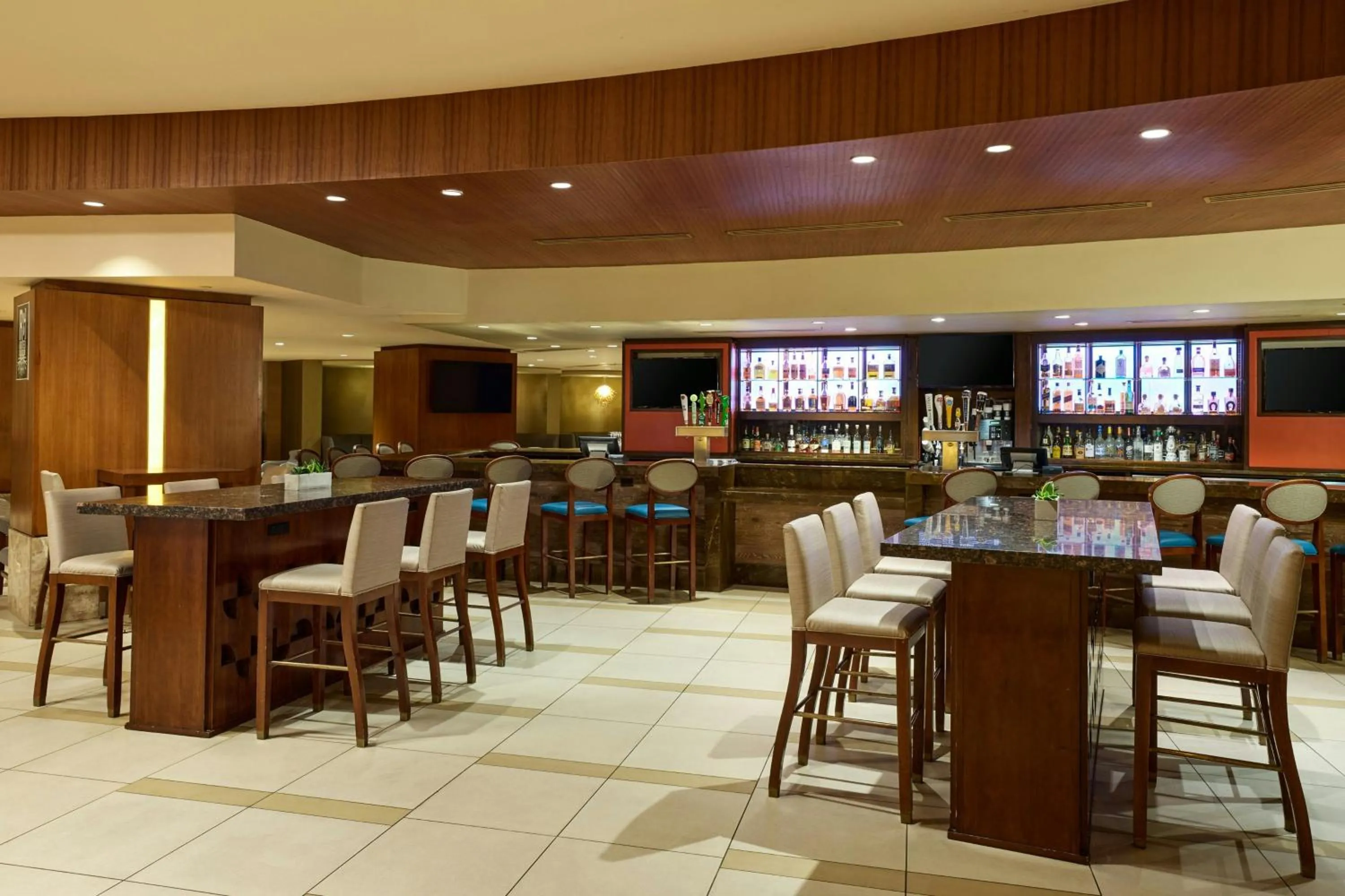 Lounge or bar in Marriott Chicago O’Hare