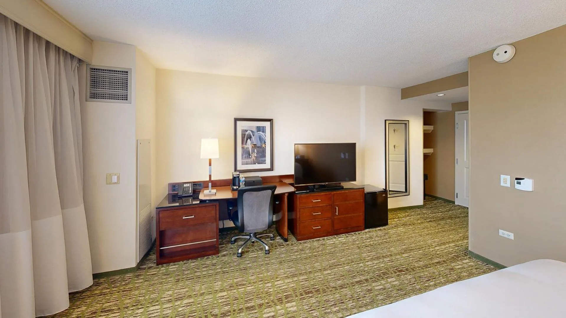 Bed in Marriott Chicago O’Hare