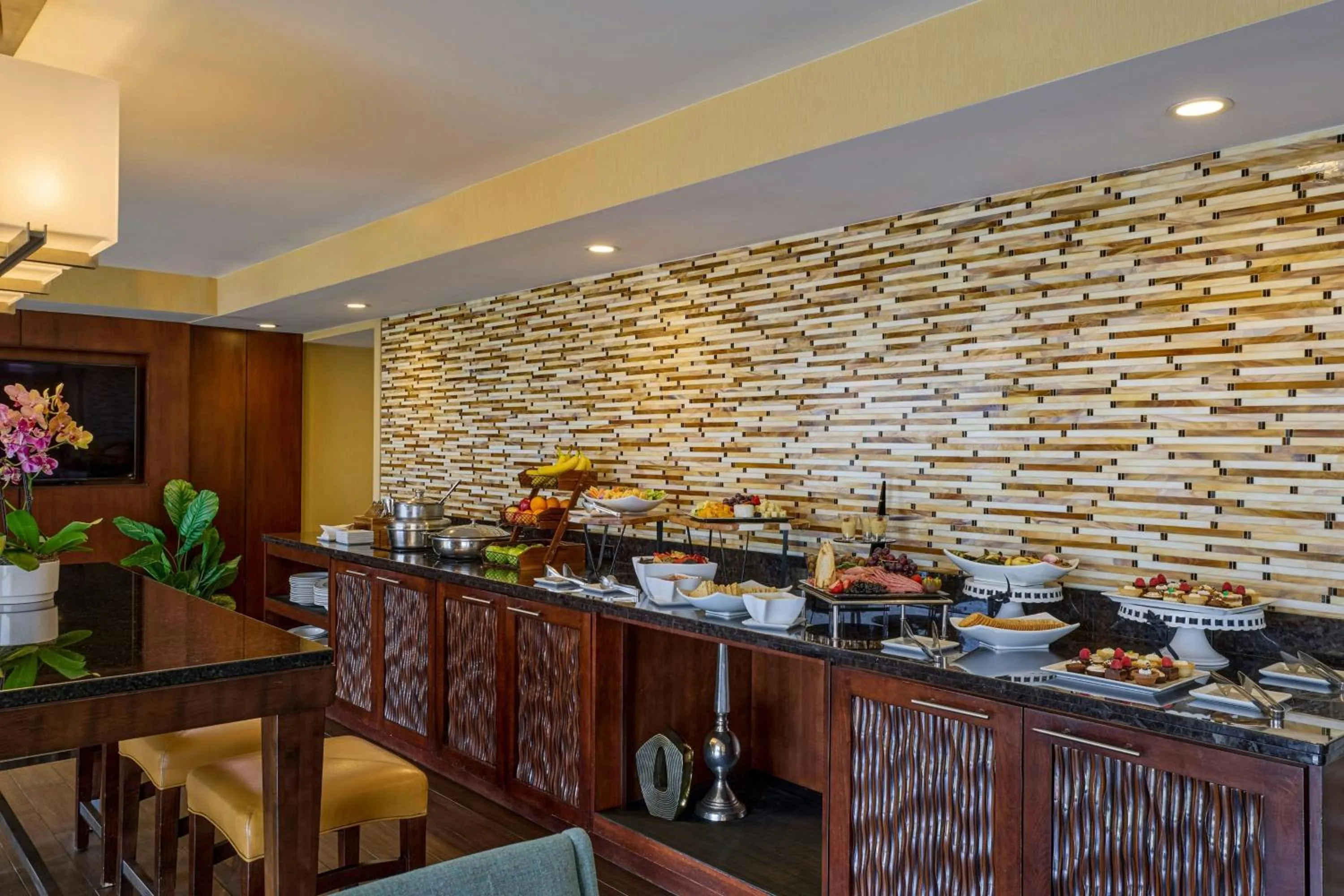 Lounge or bar in Marriott Chicago O’Hare