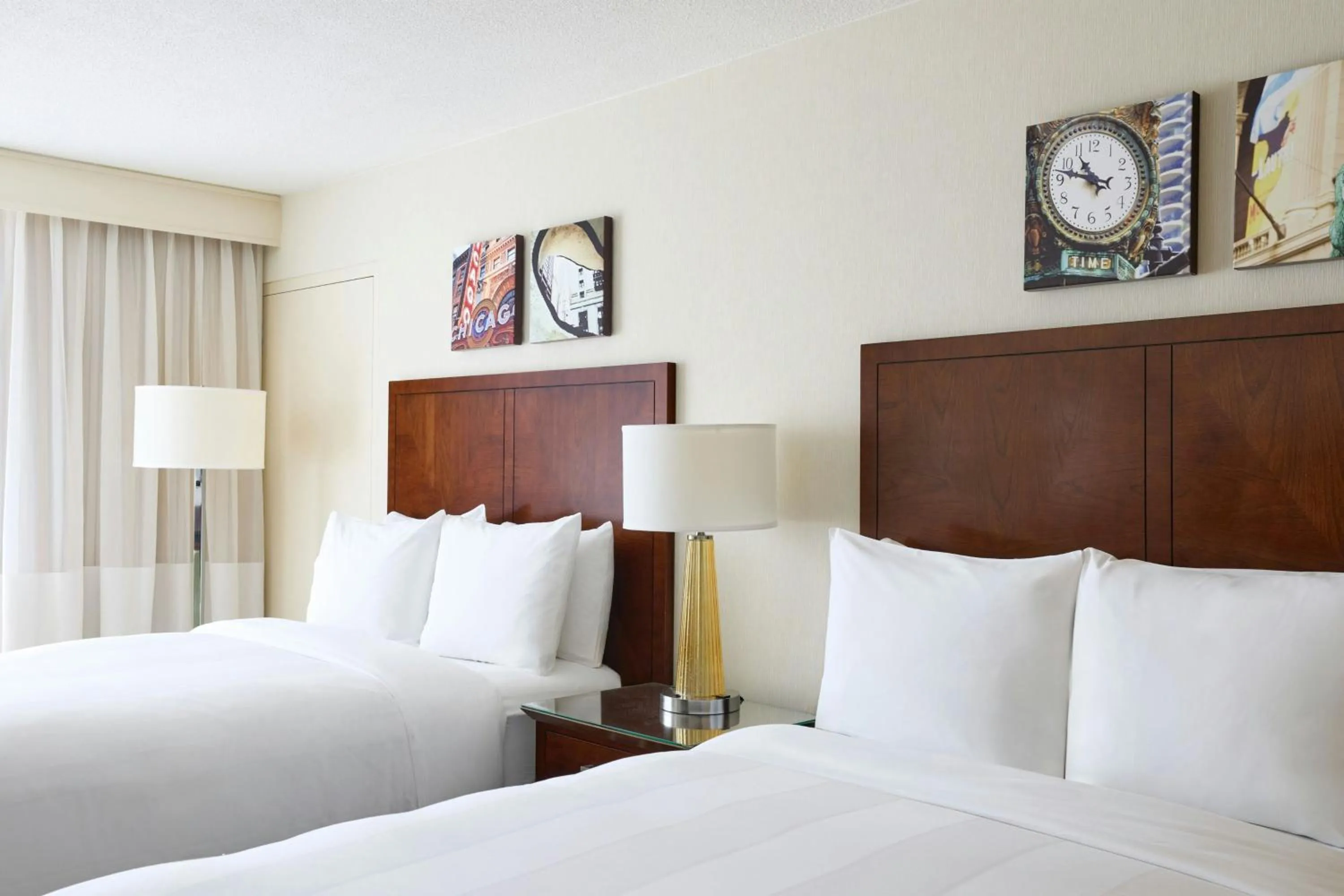 Photo of the whole room, Bed in Marriott Chicago O’Hare