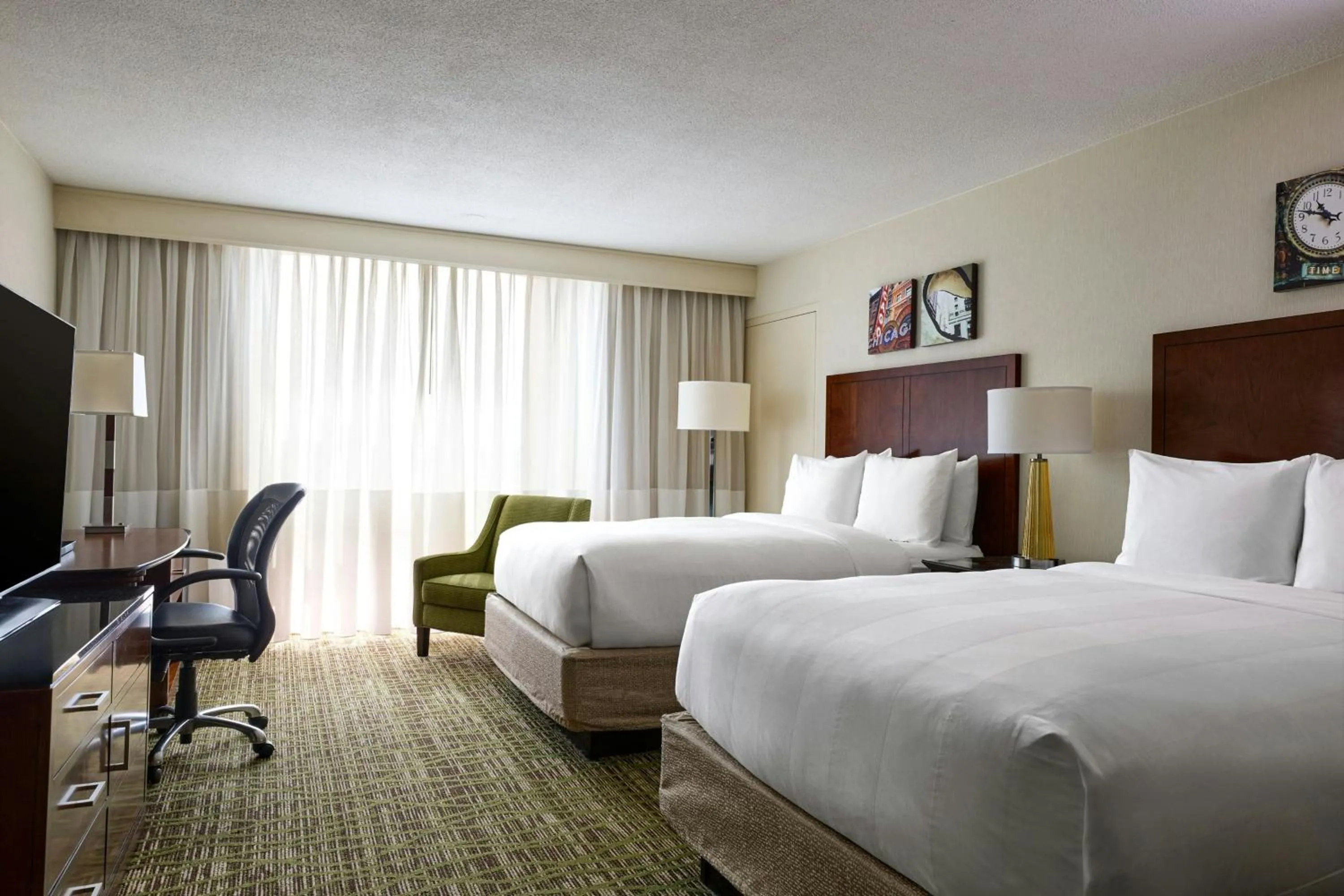 Photo of the whole room, Bed in Marriott Chicago O’Hare