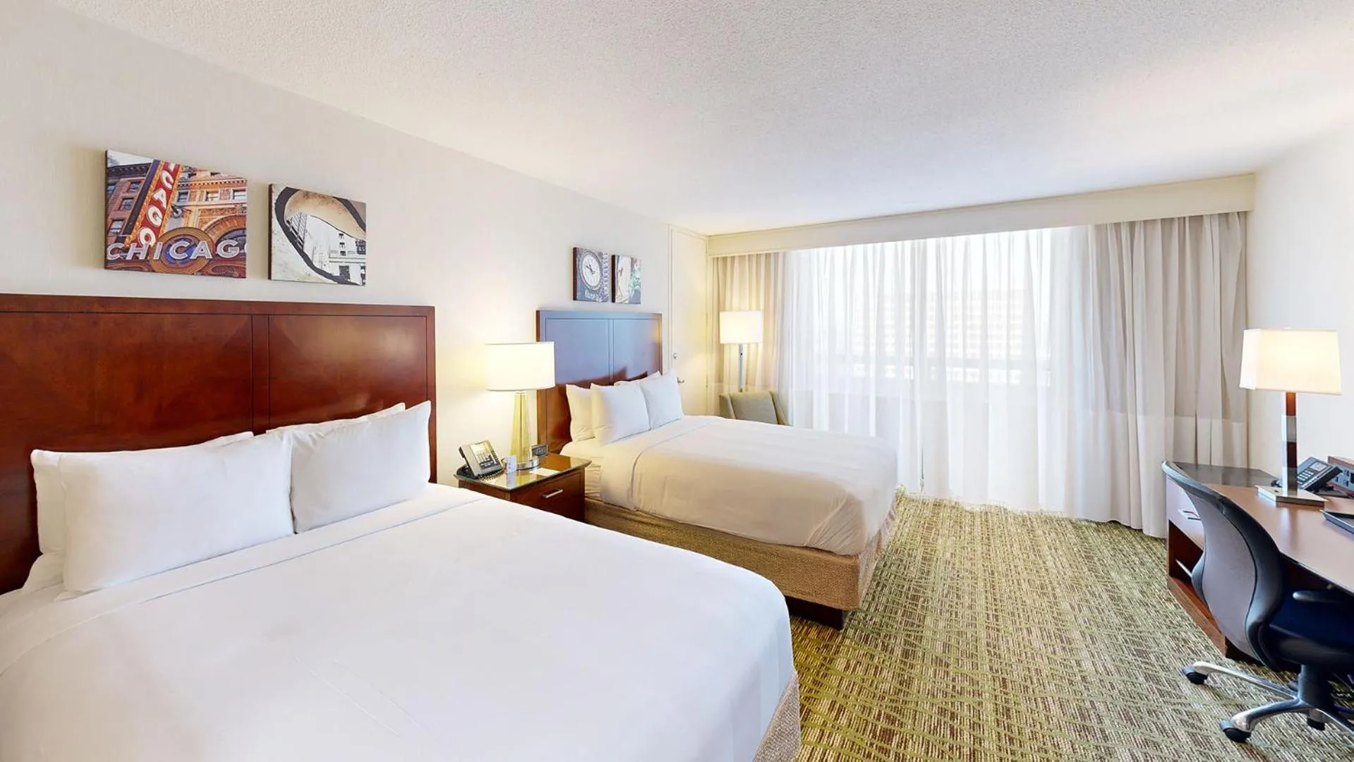 Bed in Marriott Chicago O’Hare