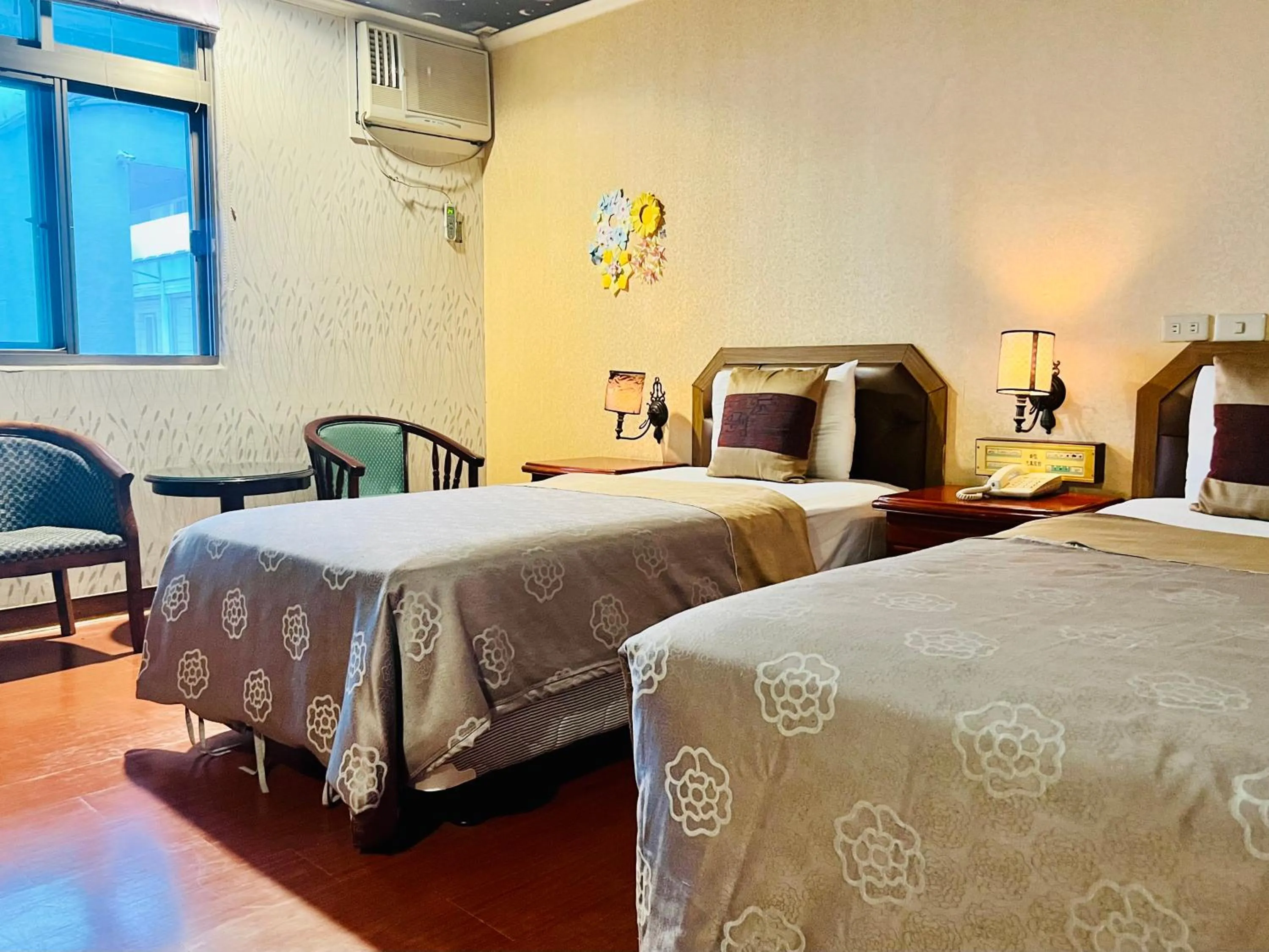 Bedroom, Bed in Shinyes Motel