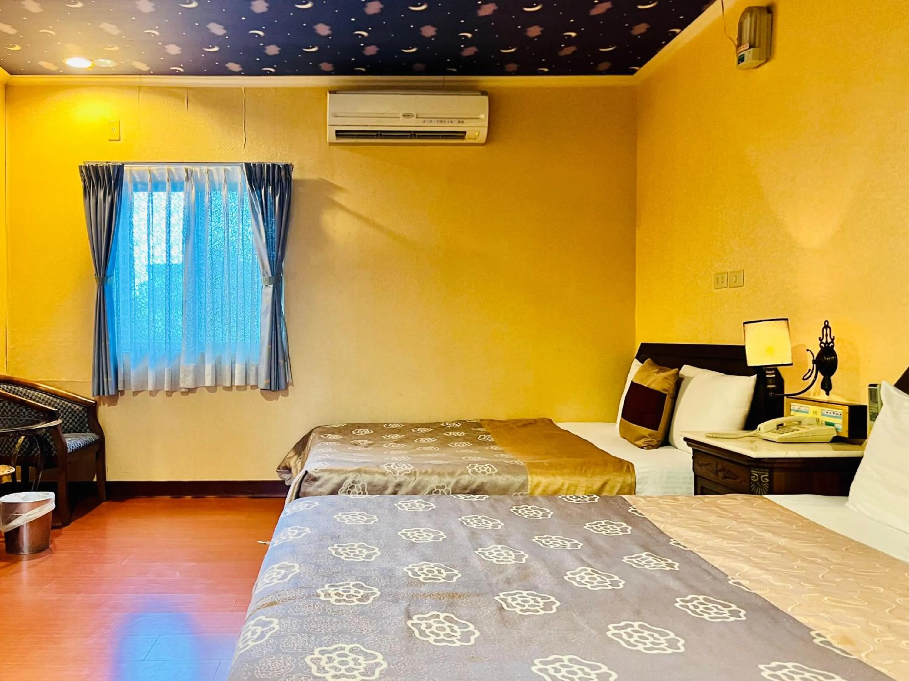 Bedroom, Bed in Shinyes Motel