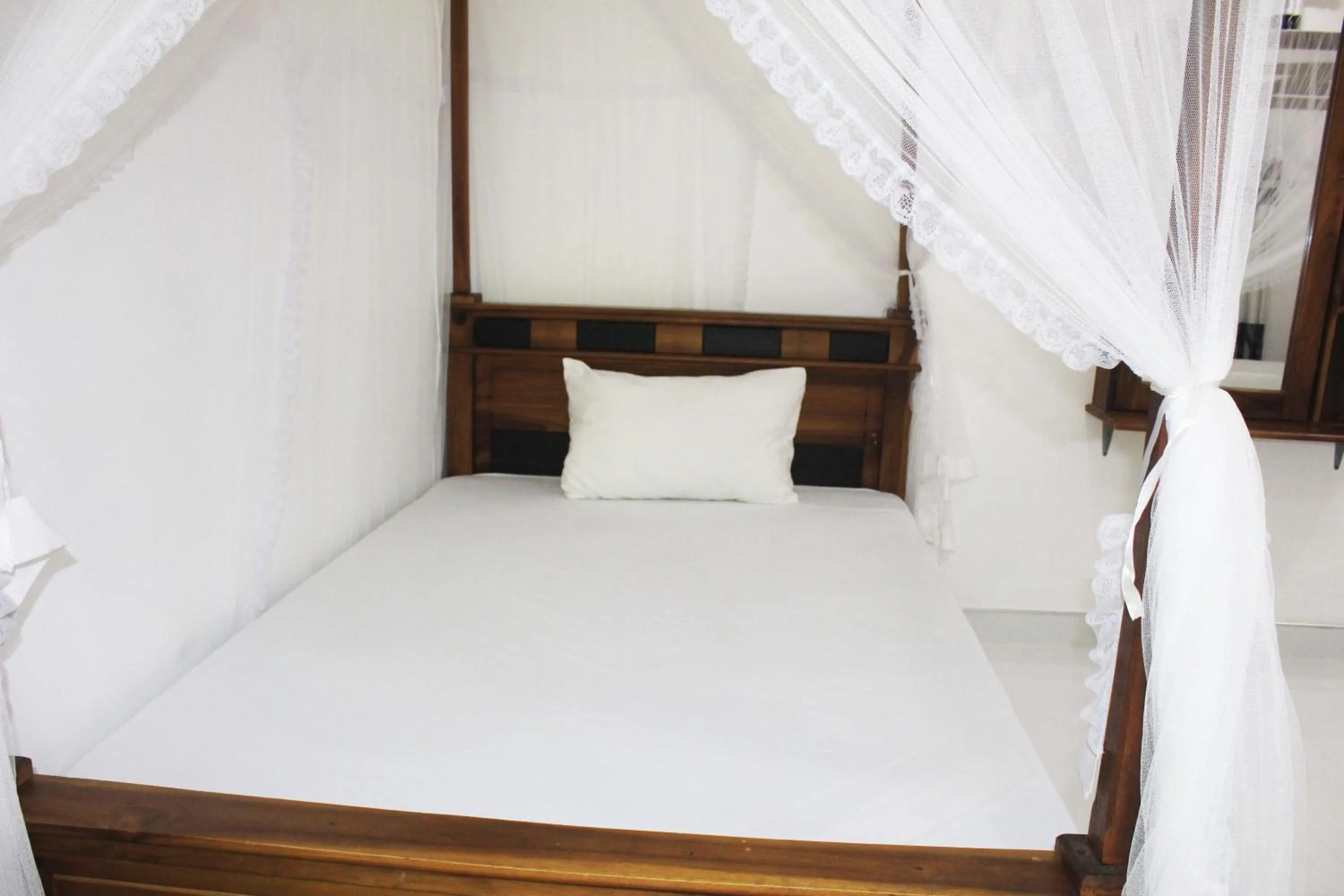 Bed in Sunrise Cottage