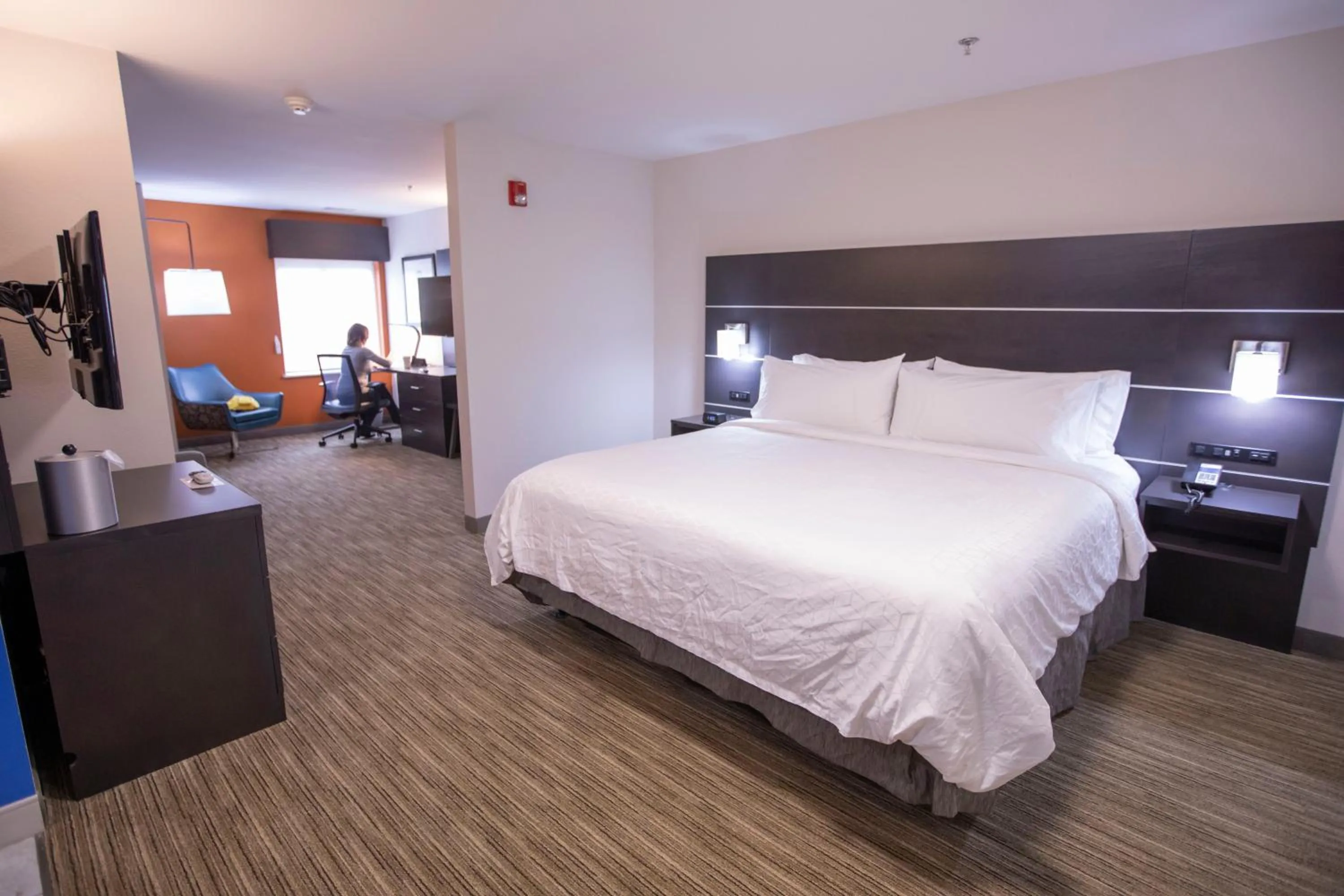Photo of the whole room, Bed in Holiday Inn Express & Suites Locust Grove by IHG