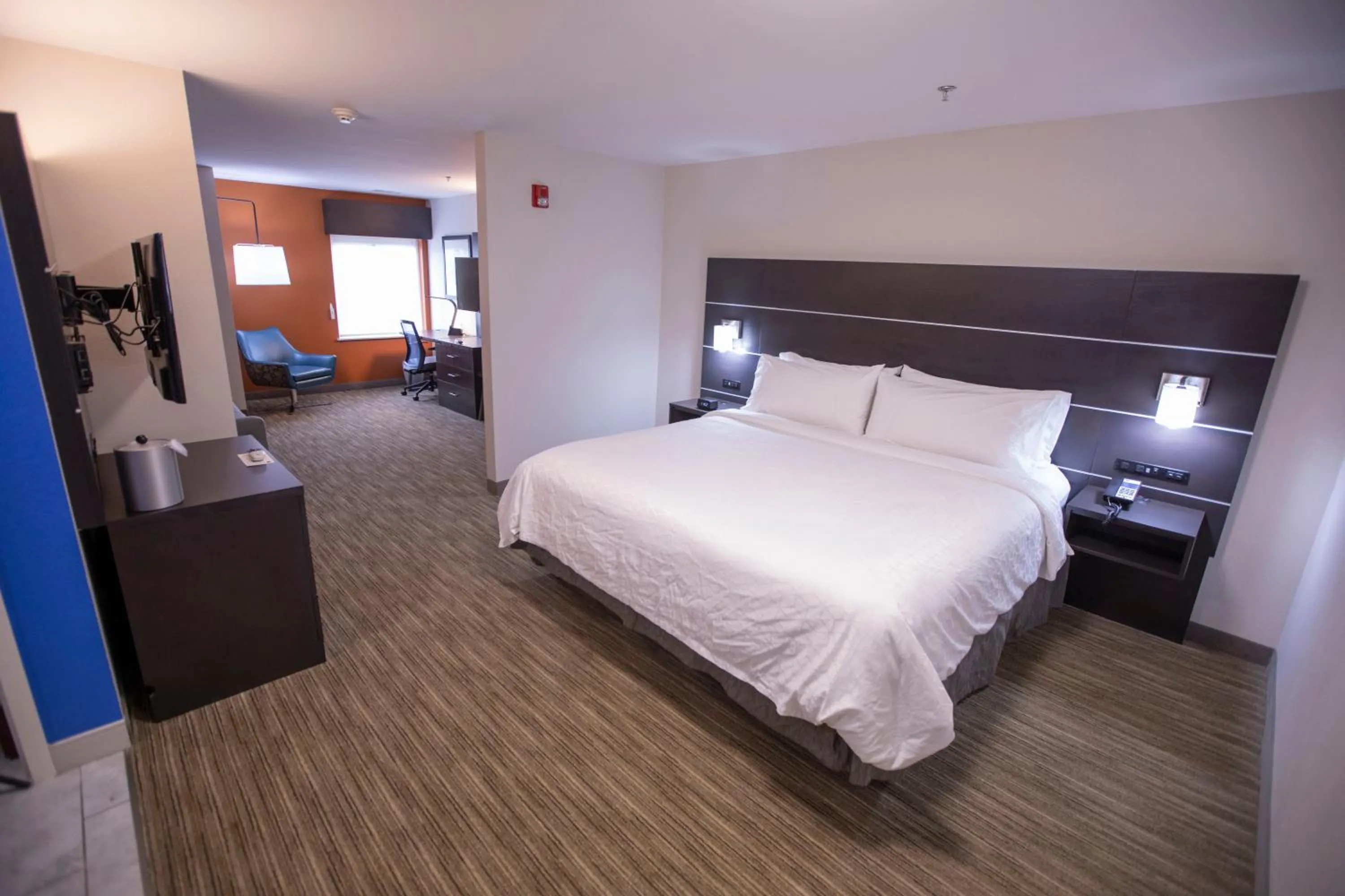 Photo of the whole room, Bed in Holiday Inn Express & Suites Locust Grove by IHG