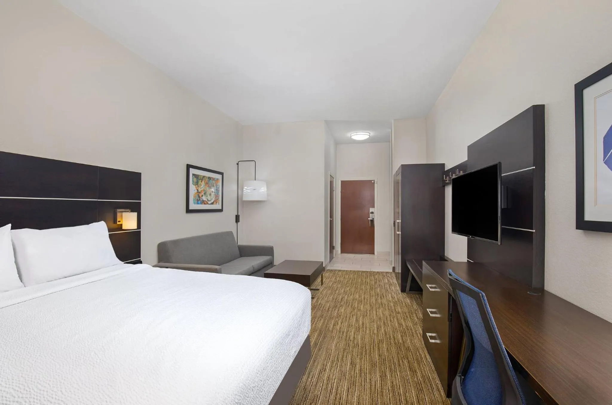 Photo of the whole room, Bed in Holiday Inn Express & Suites Locust Grove by IHG