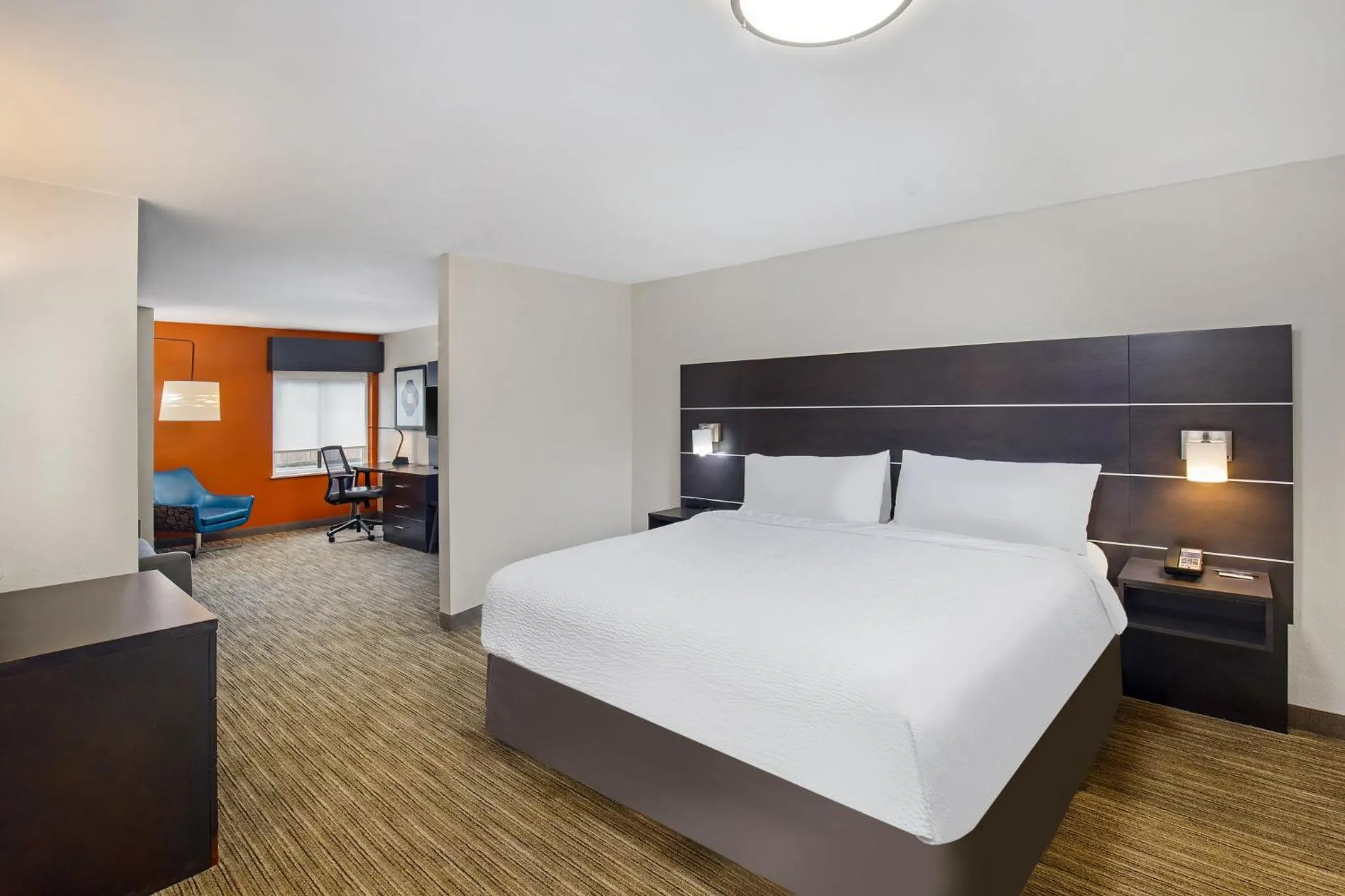 Photo of the whole room, Bed in Holiday Inn Express & Suites Locust Grove by IHG