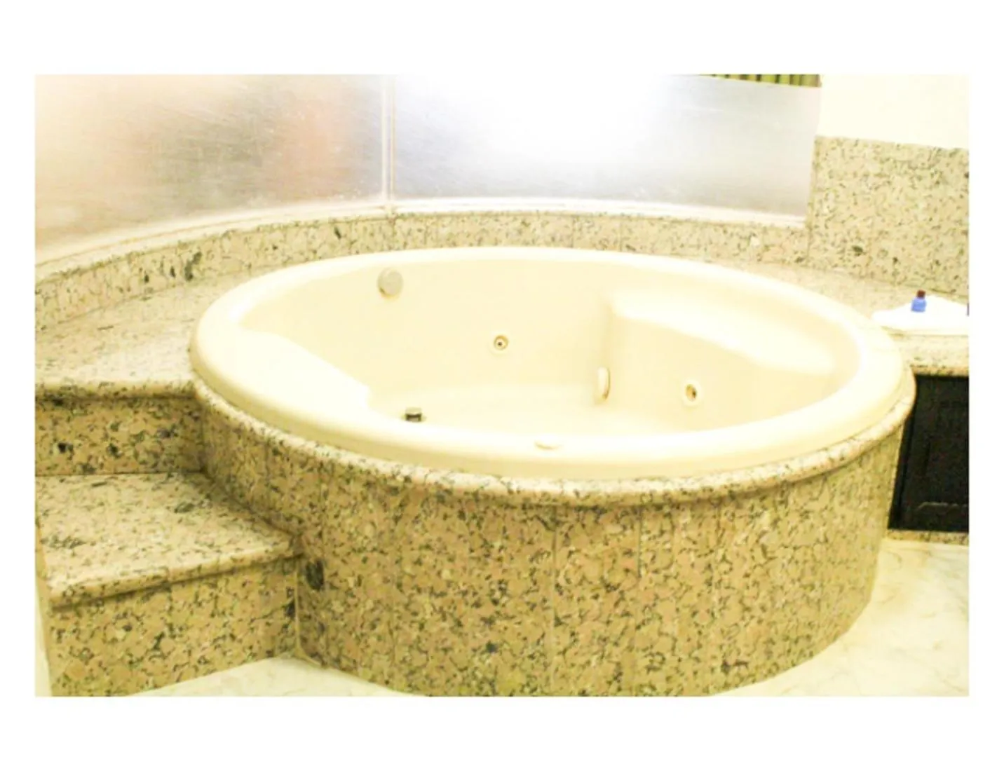 Hot Tub in Hotel Mandarin Carton