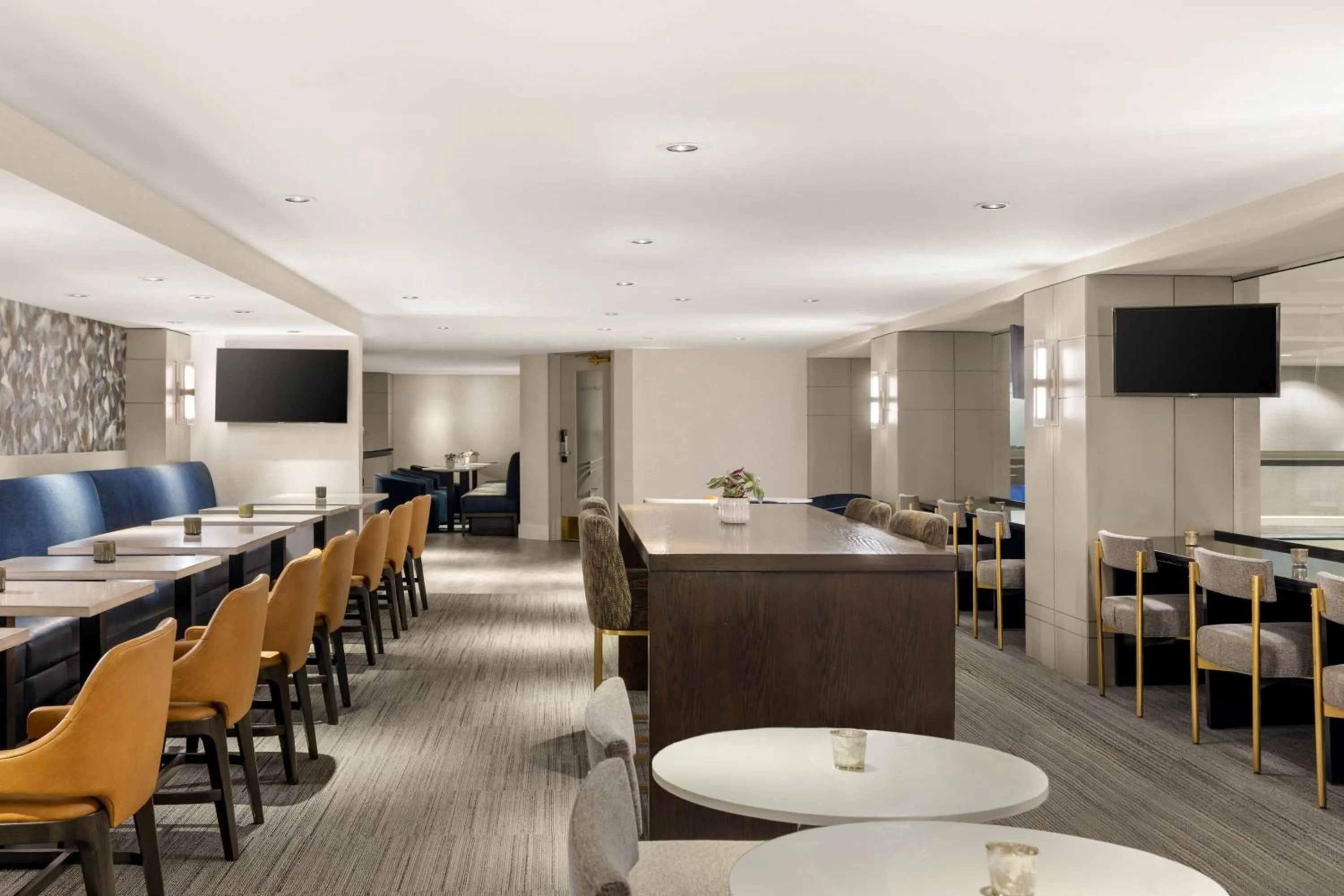 Lounge or bar in Chicago Marriott Downtown Magnificent Mile