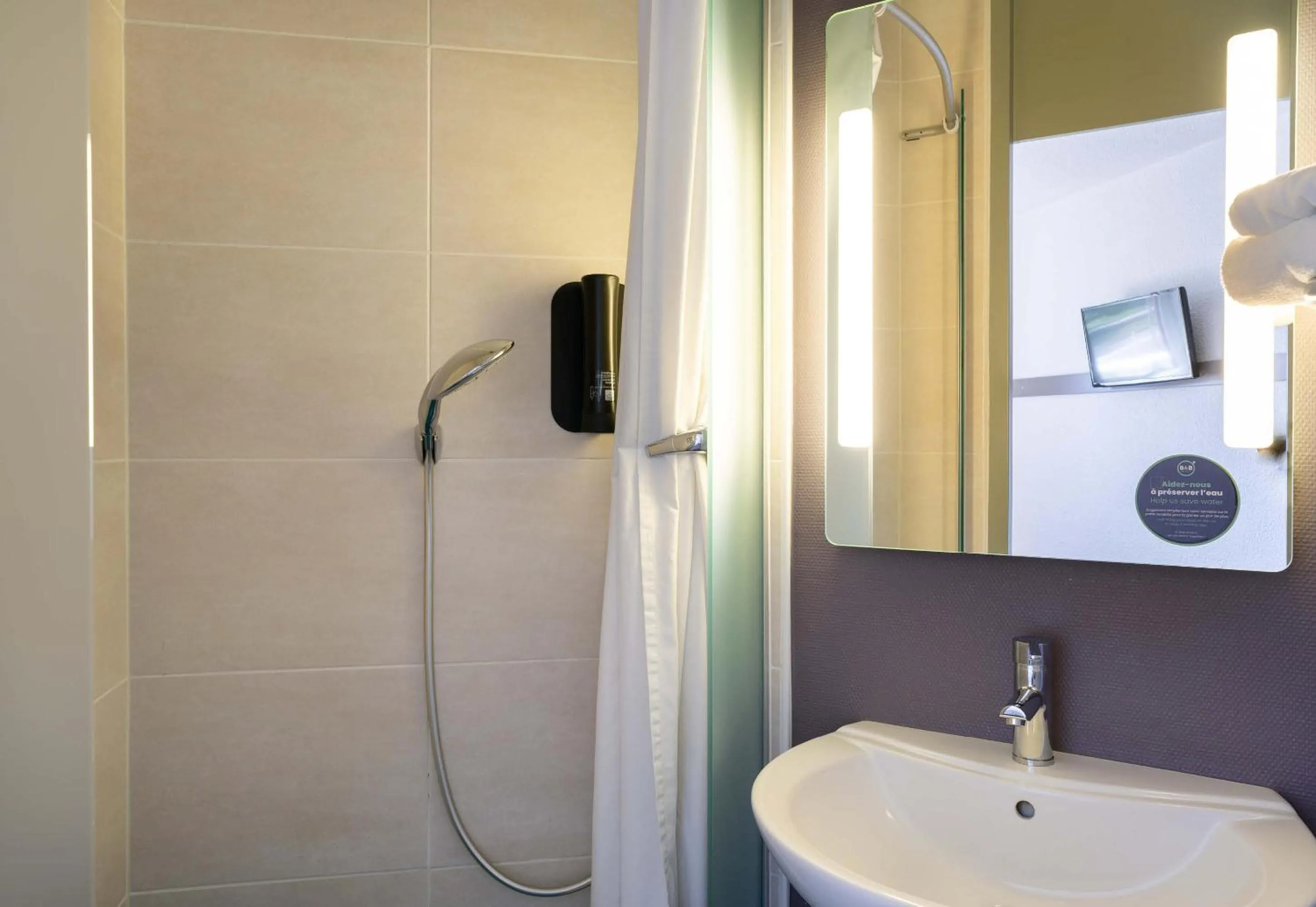 Bathroom in B&B HOTEL Lorient Caudan