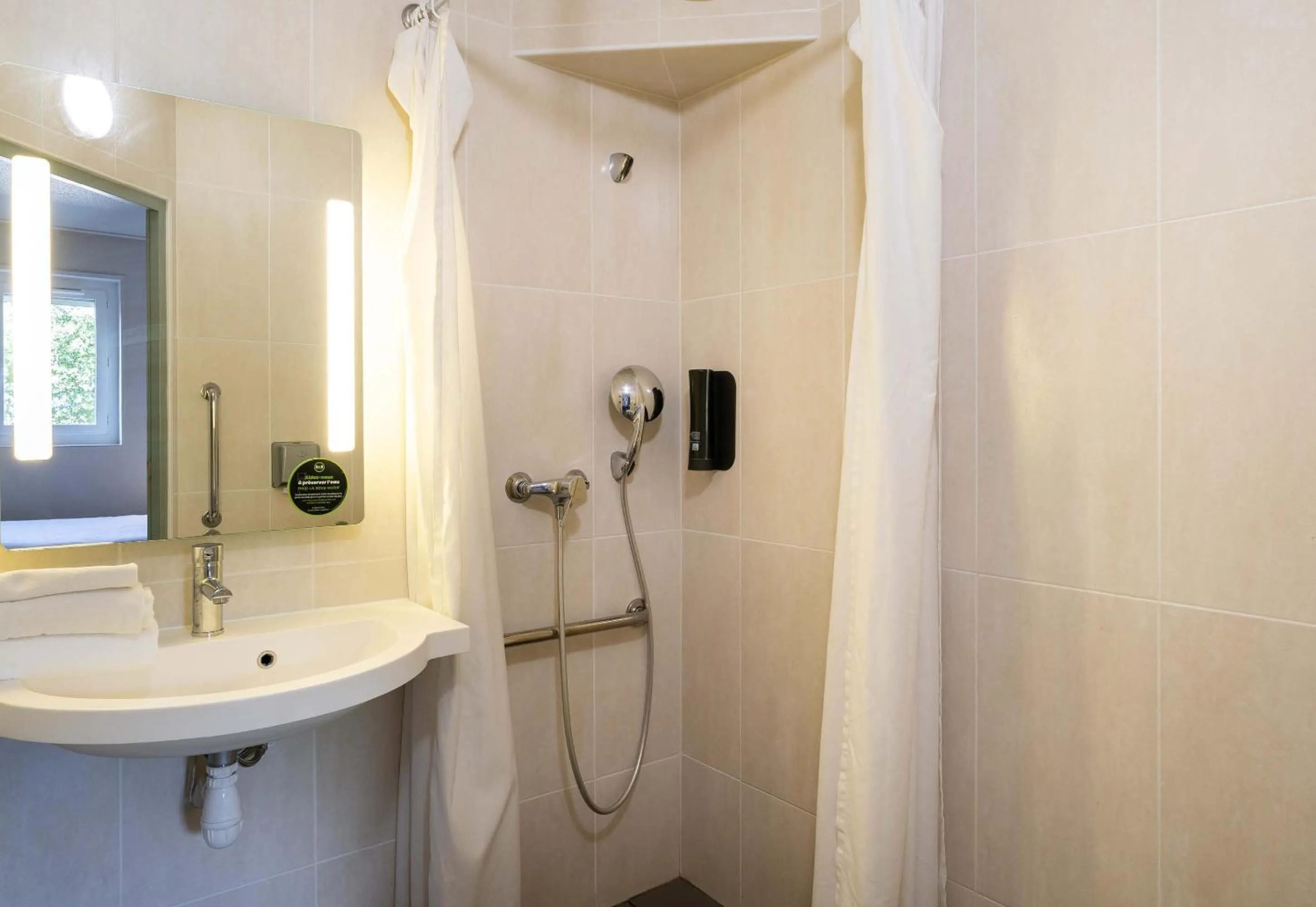 Bathroom in B&B HOTEL Lorient Caudan