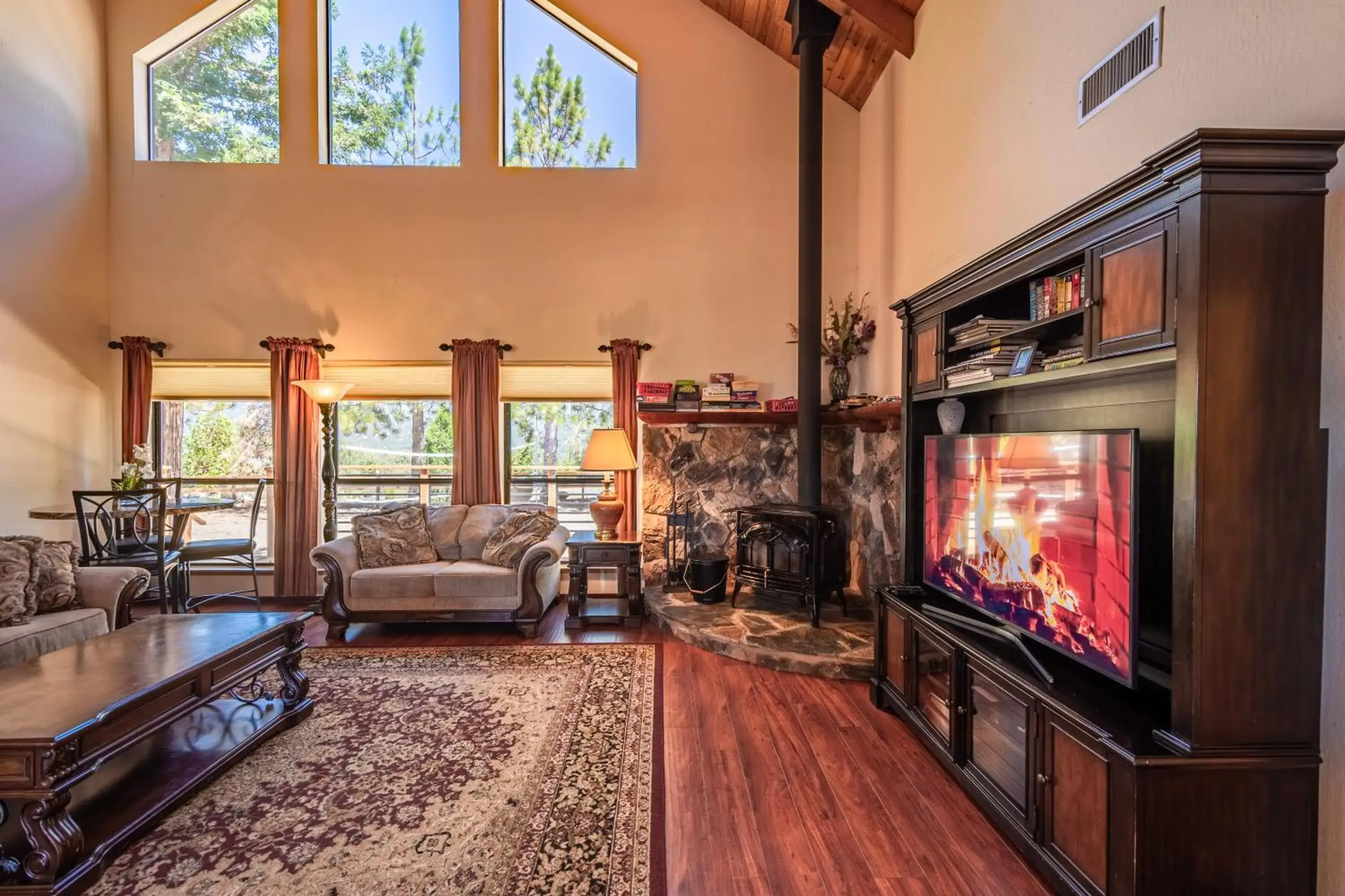 Mountain View Playhouse Near Yosemite & Bass Lake Mountain View Playhouse Near Yosemite & Bass Lake