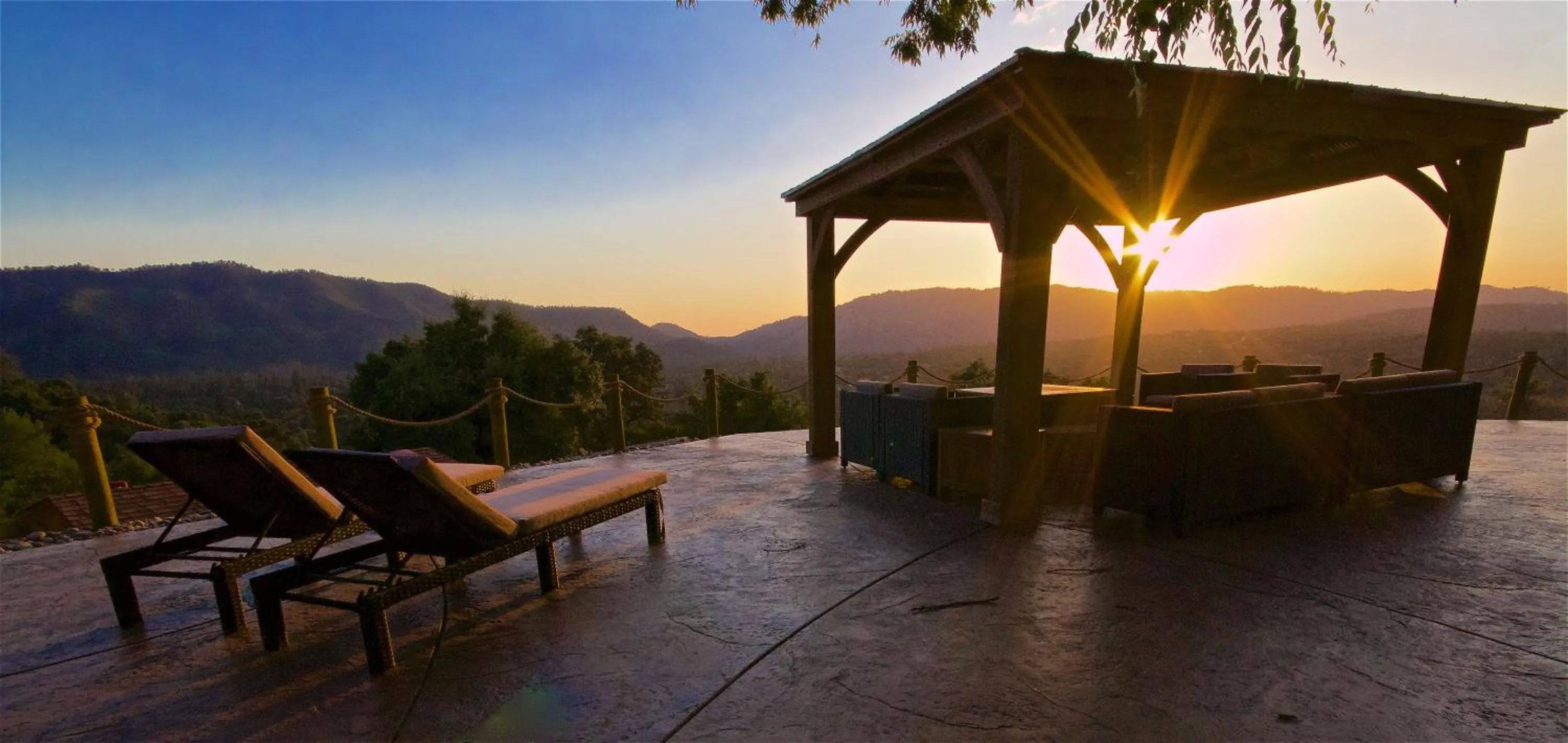 Patio in Mountain View Playhouse Near Yosemite & Bass Lake