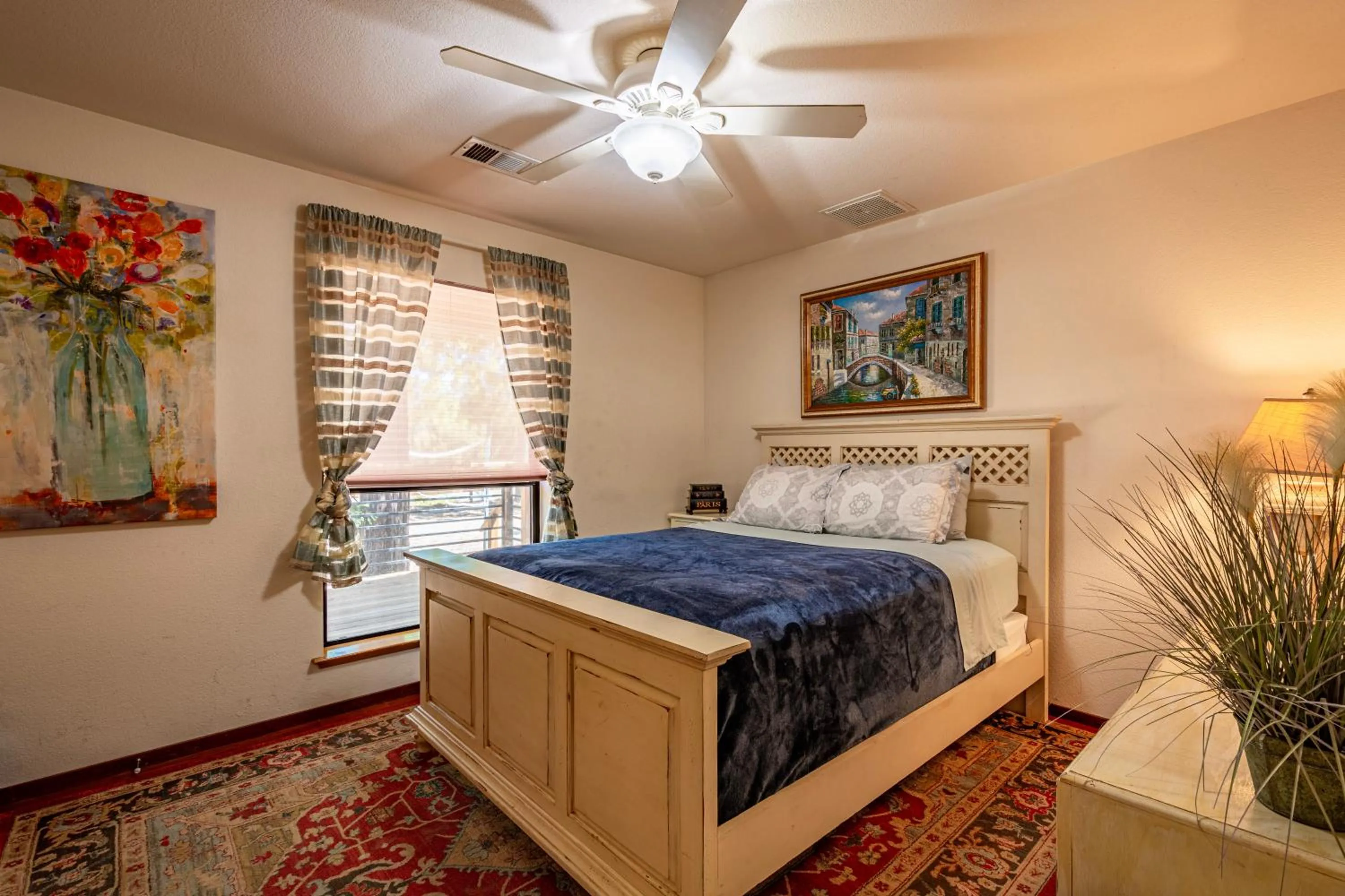 Bedroom, Bed in Mountain View Playhouse Near Yosemite & Bass Lake